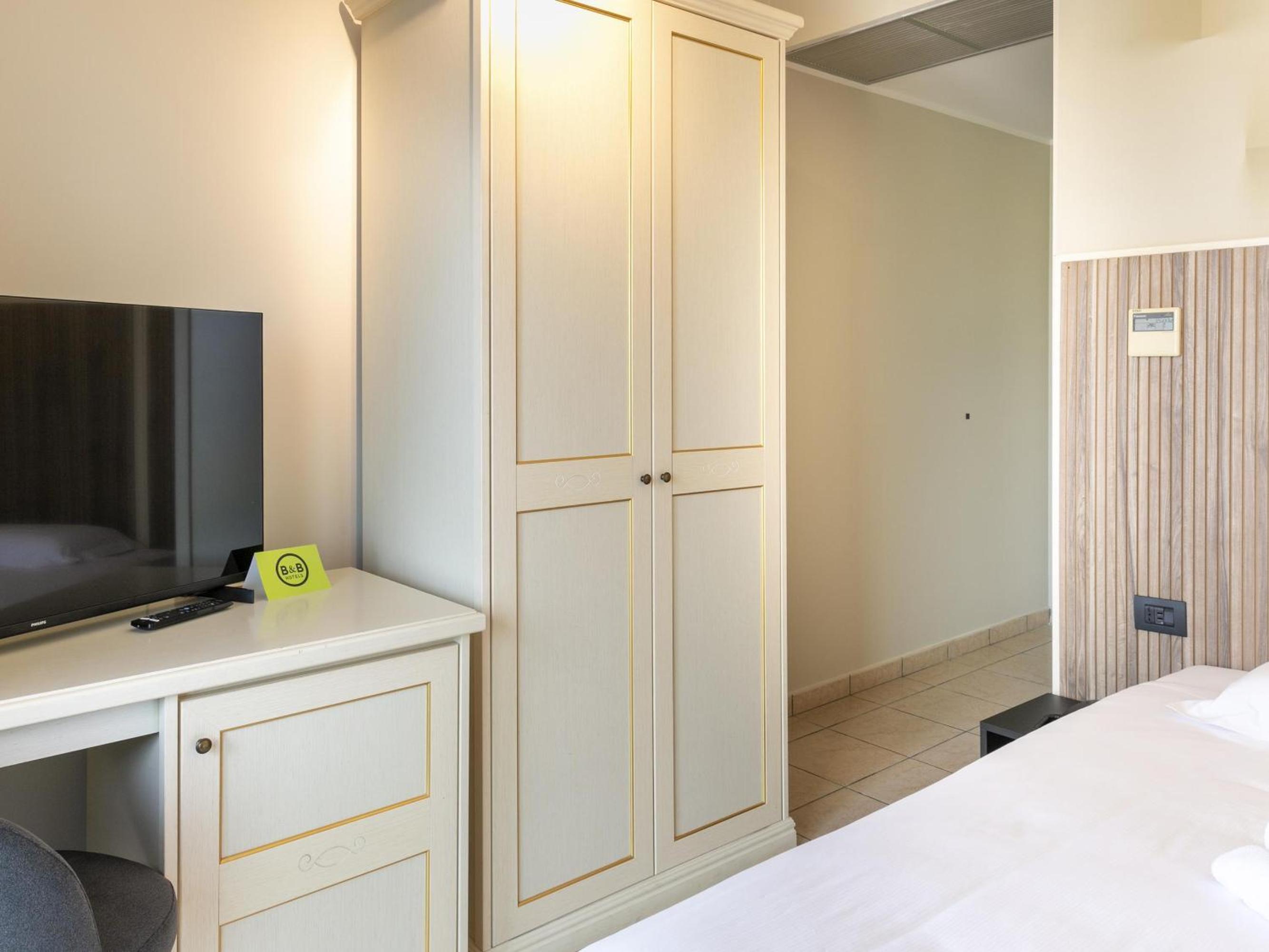Single Room - Disability Access photo 3