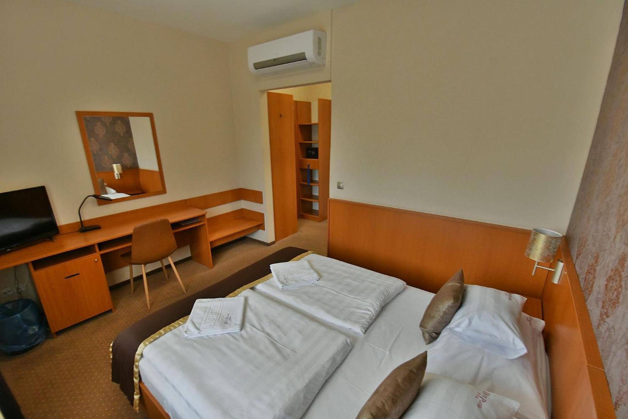 Double or Twin Room - Photo 6