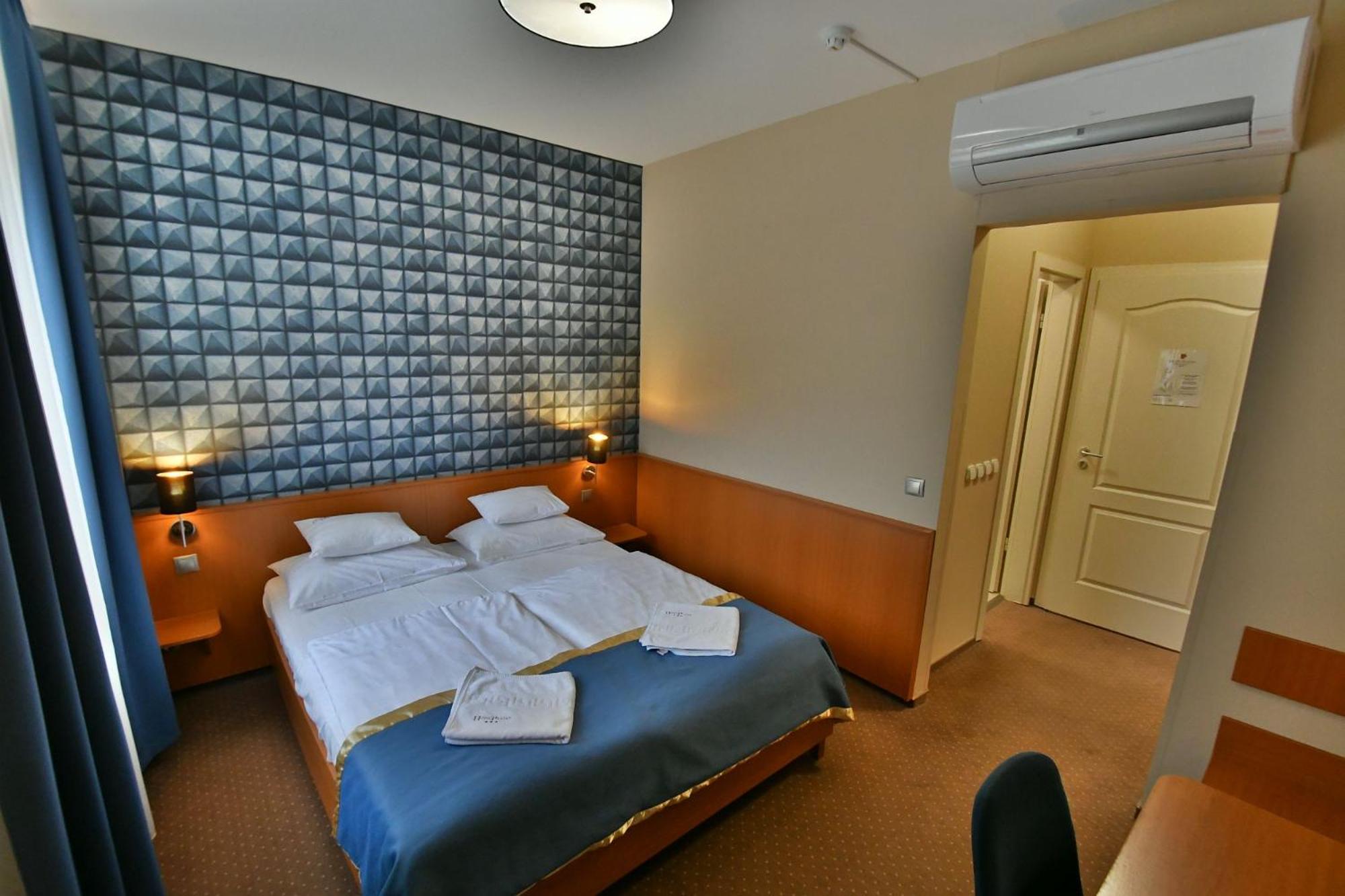 Double or Twin Room - Photo 7