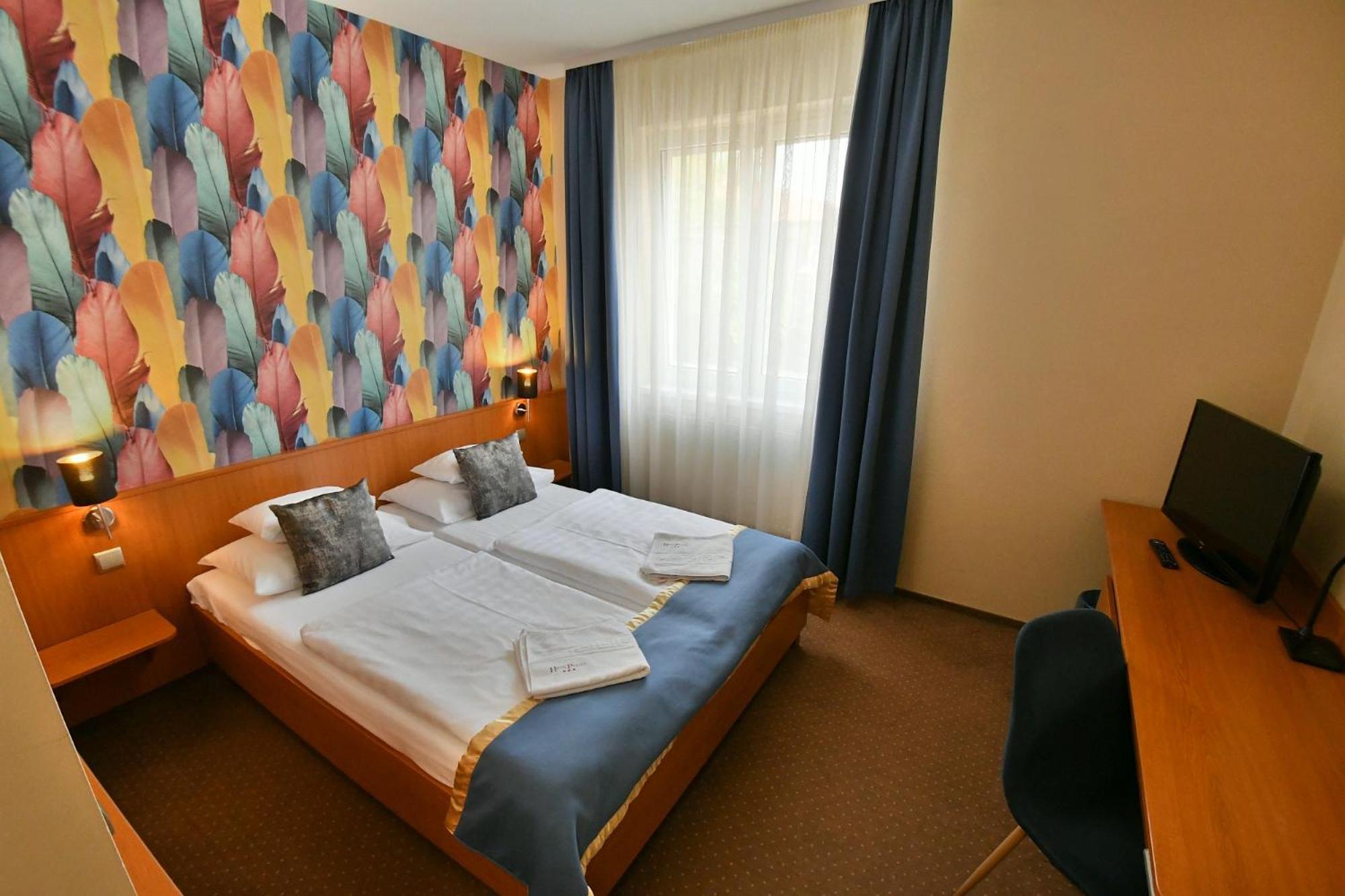 Double or Twin Room - Photo 9