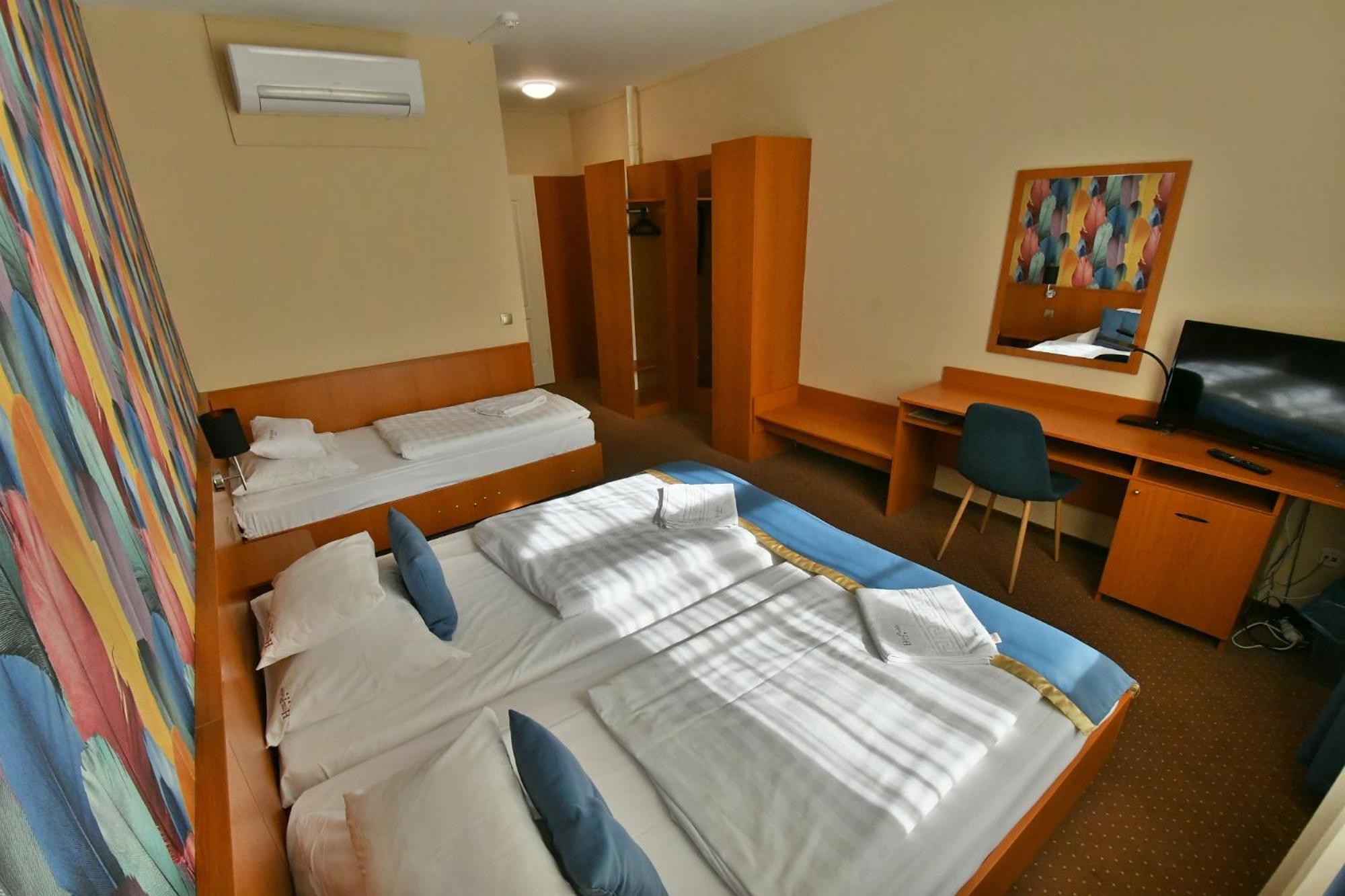 Twin Room with Extra Bed - Photo 1