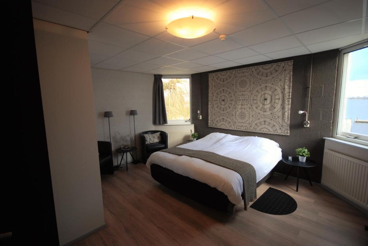 Double Room with Lake View photo 3