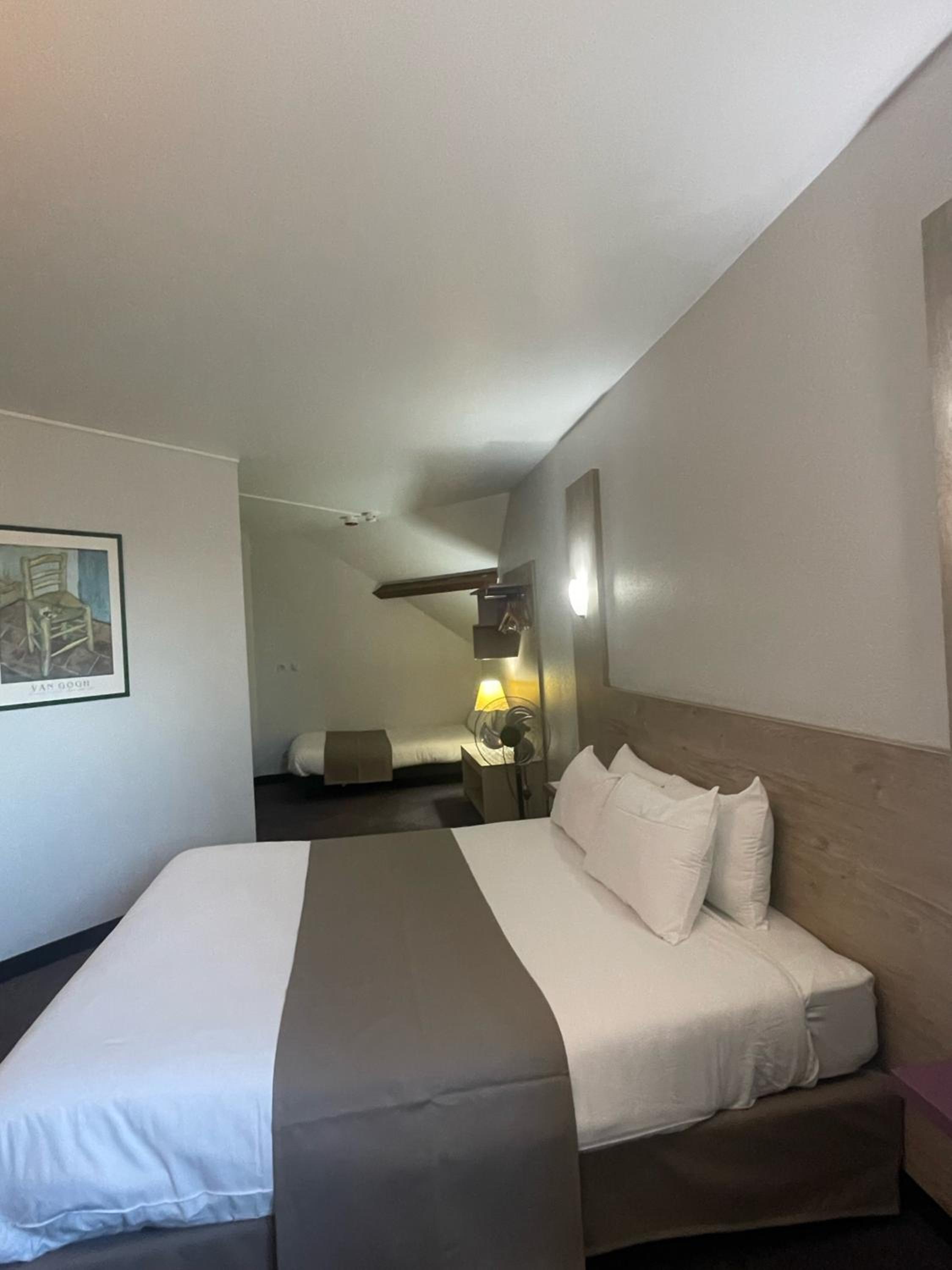 Standard Room - 1 Double Bed 1 Single Bed photo 3