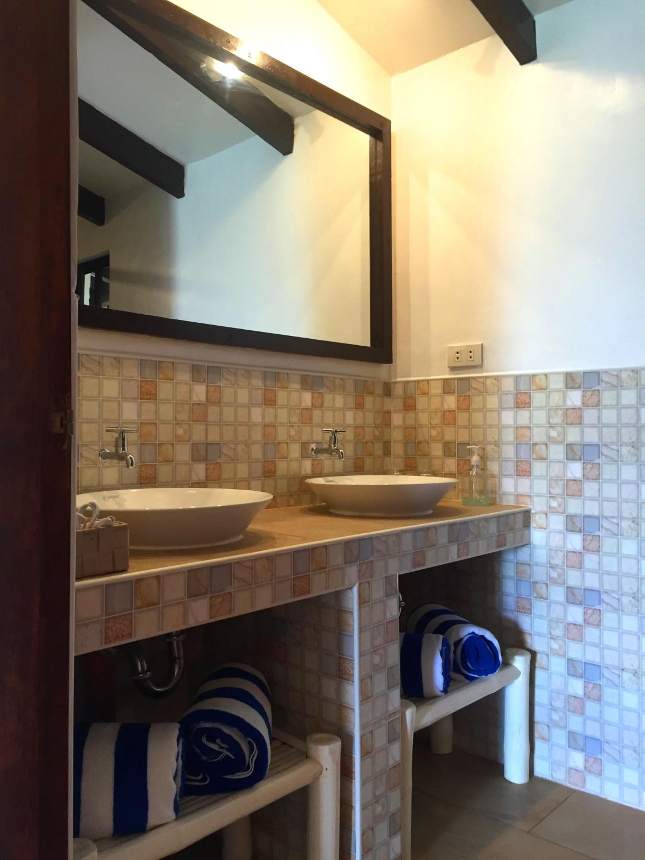 Deluxe Family Suite - Photo 8