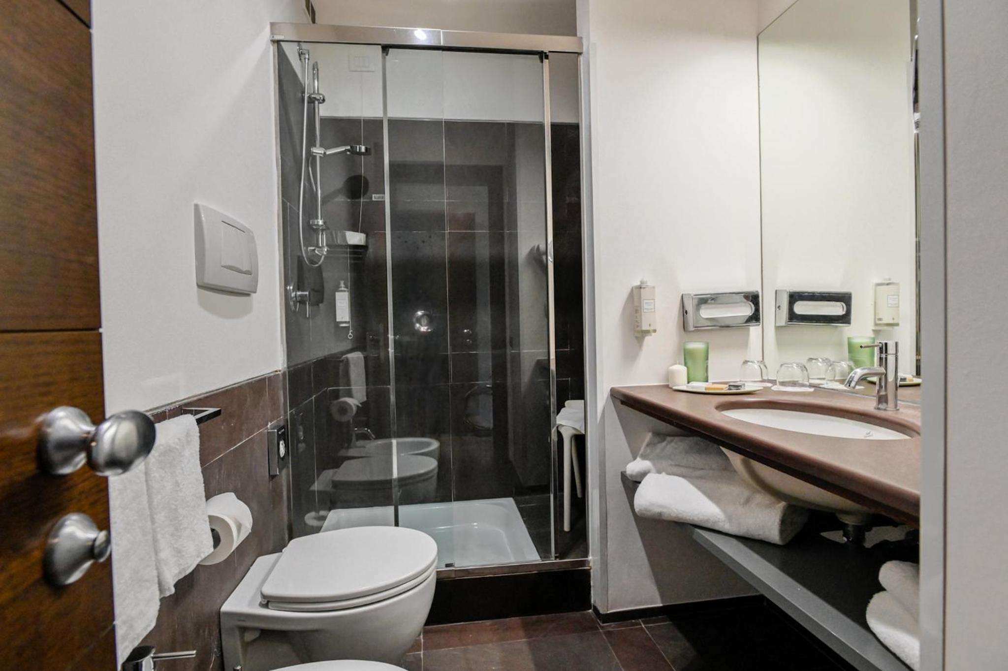 Standard Queen Room - Non-Smoking - Photo 2