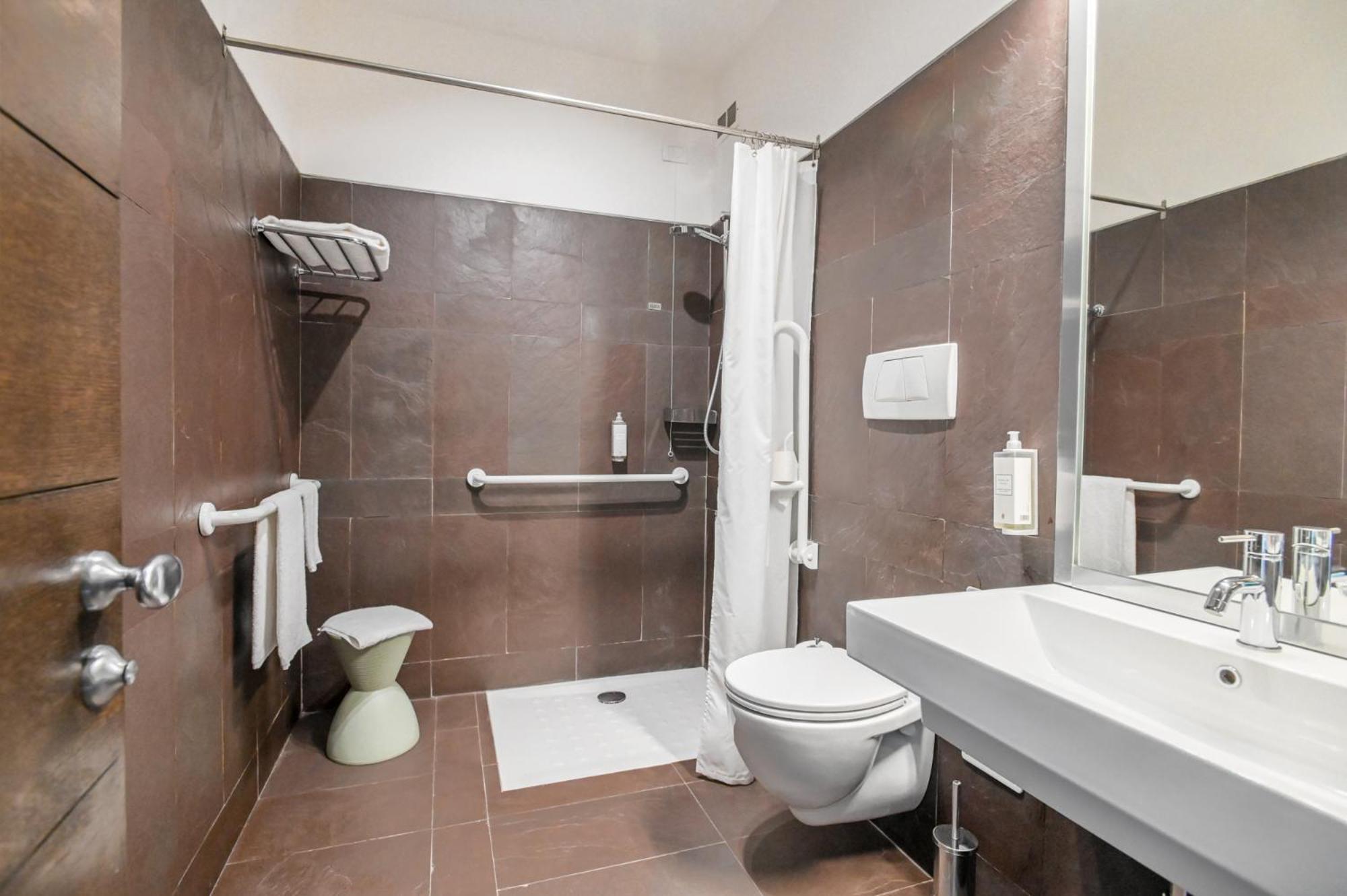 Standard Double Room with Roll-in Shower - Disability Access photo 3