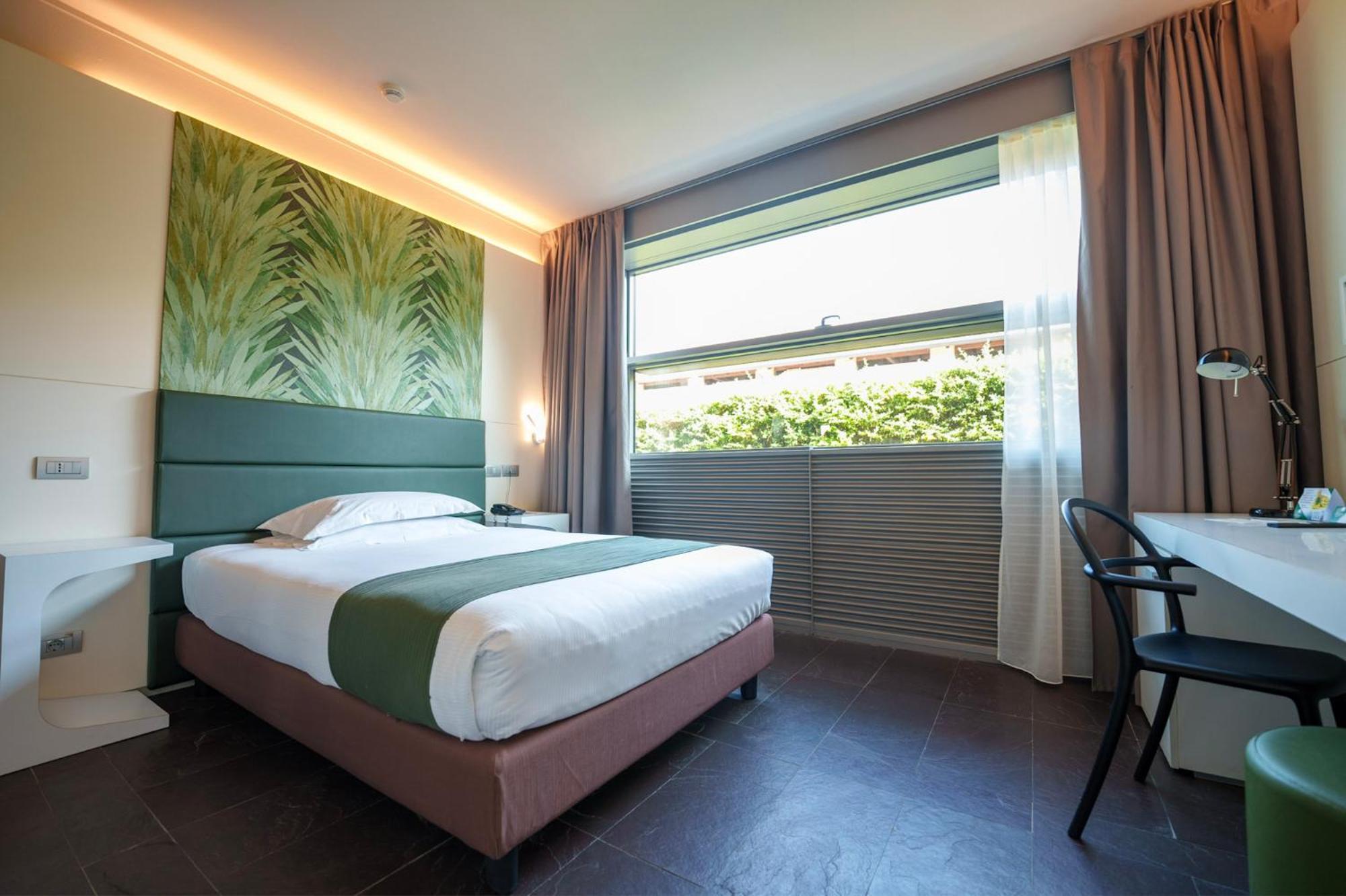 Standard Double Room with Roll-in Shower - Disability Access photo 2