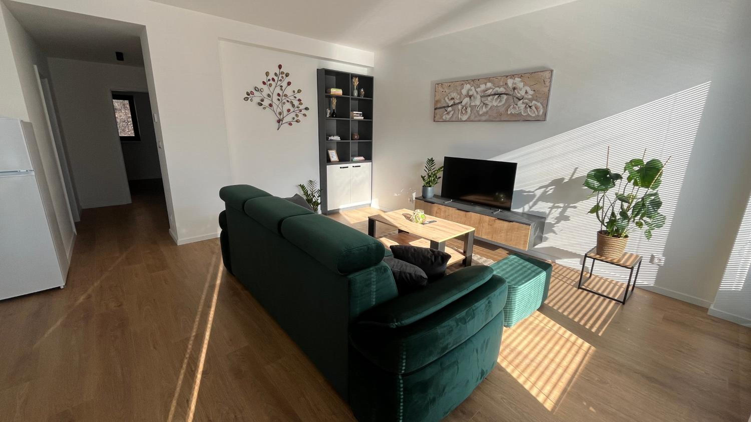 One-Bedroom Apartment with Balcony and Mountain View   photo 1