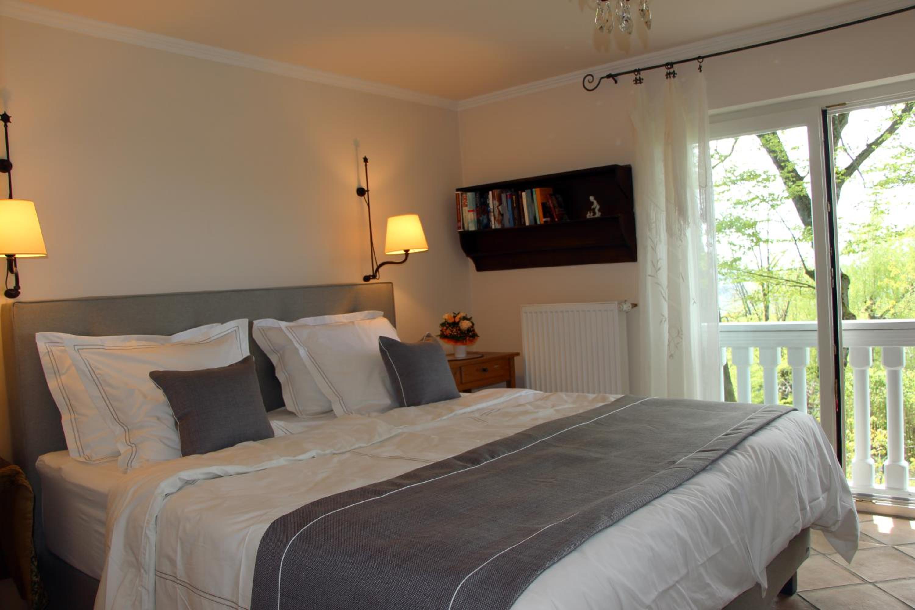 Three-Bedroom House photo 3