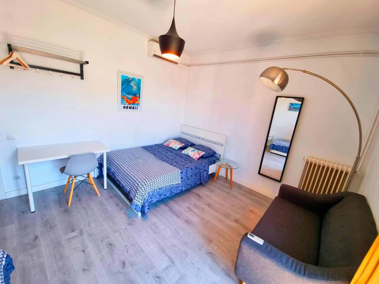 Habitación Triple con Baño Compartido