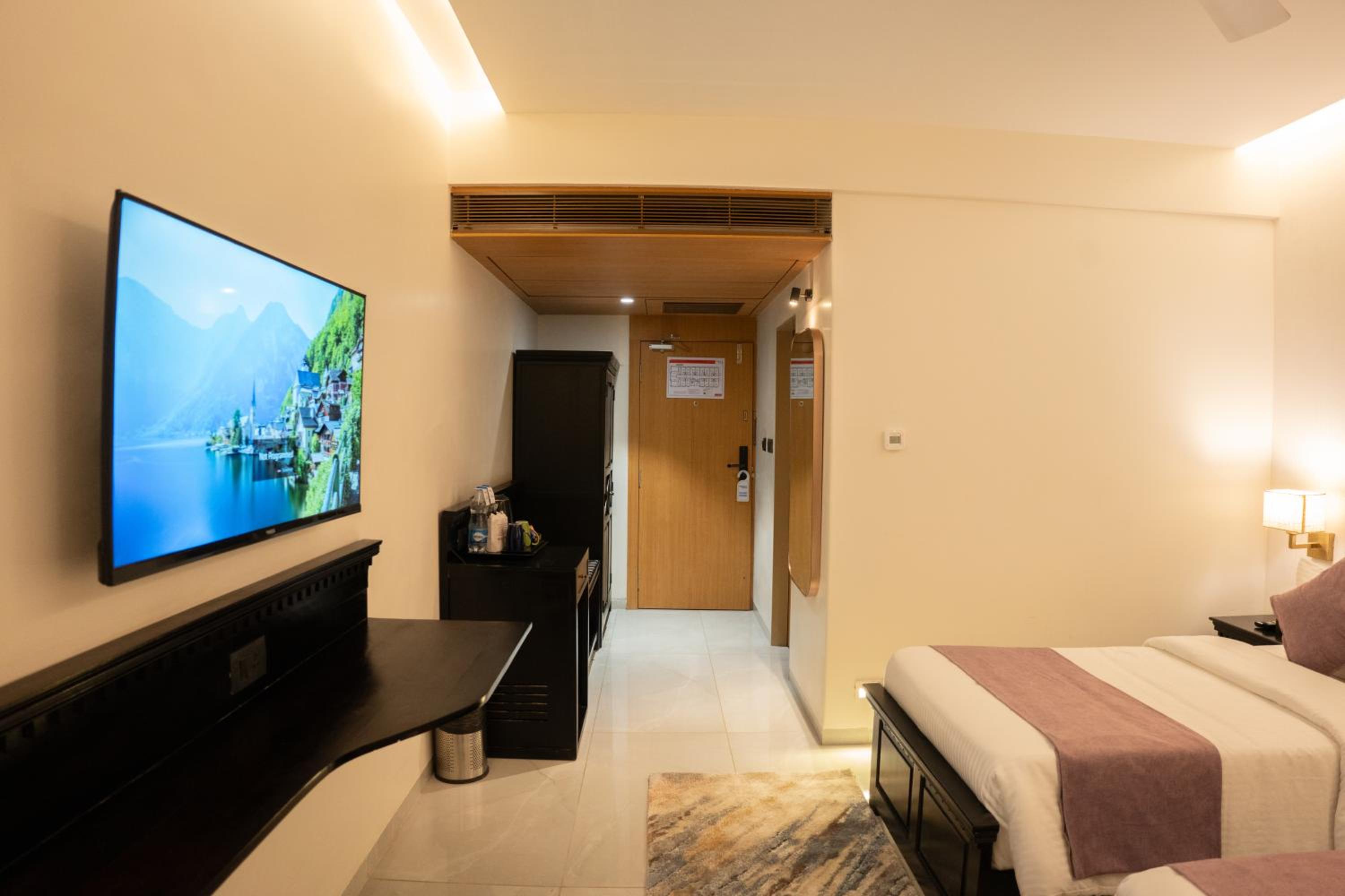 Deluxe Double Room with Balcony photo 2