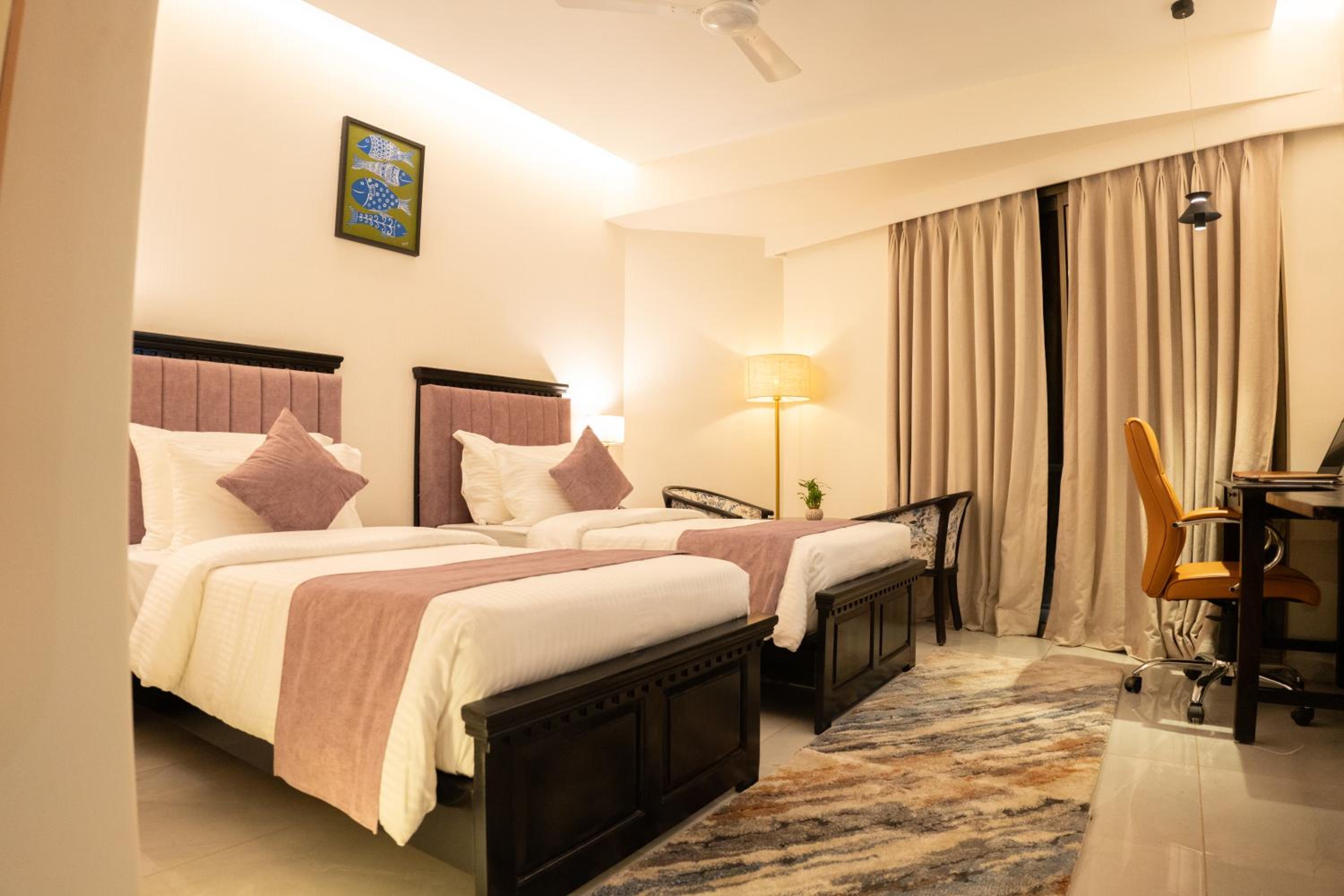 Deluxe Double Room with Balcony photo 3