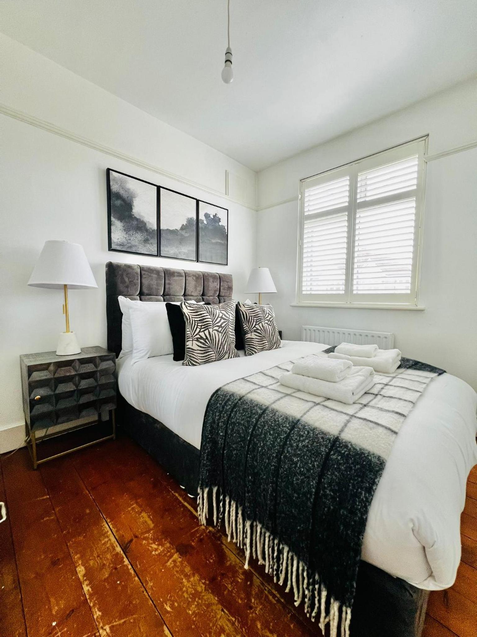 Five-Bedroom House photo 1