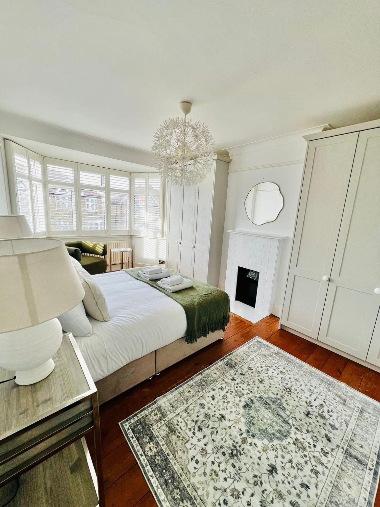 Five-Bedroom House photo 2