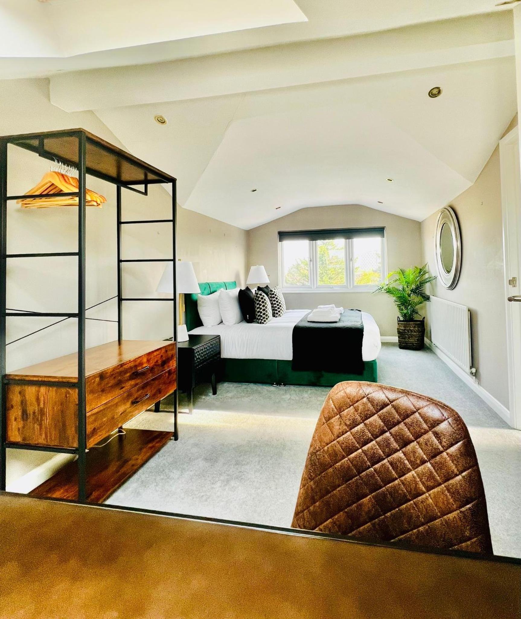 Five-Bedroom House photo 3