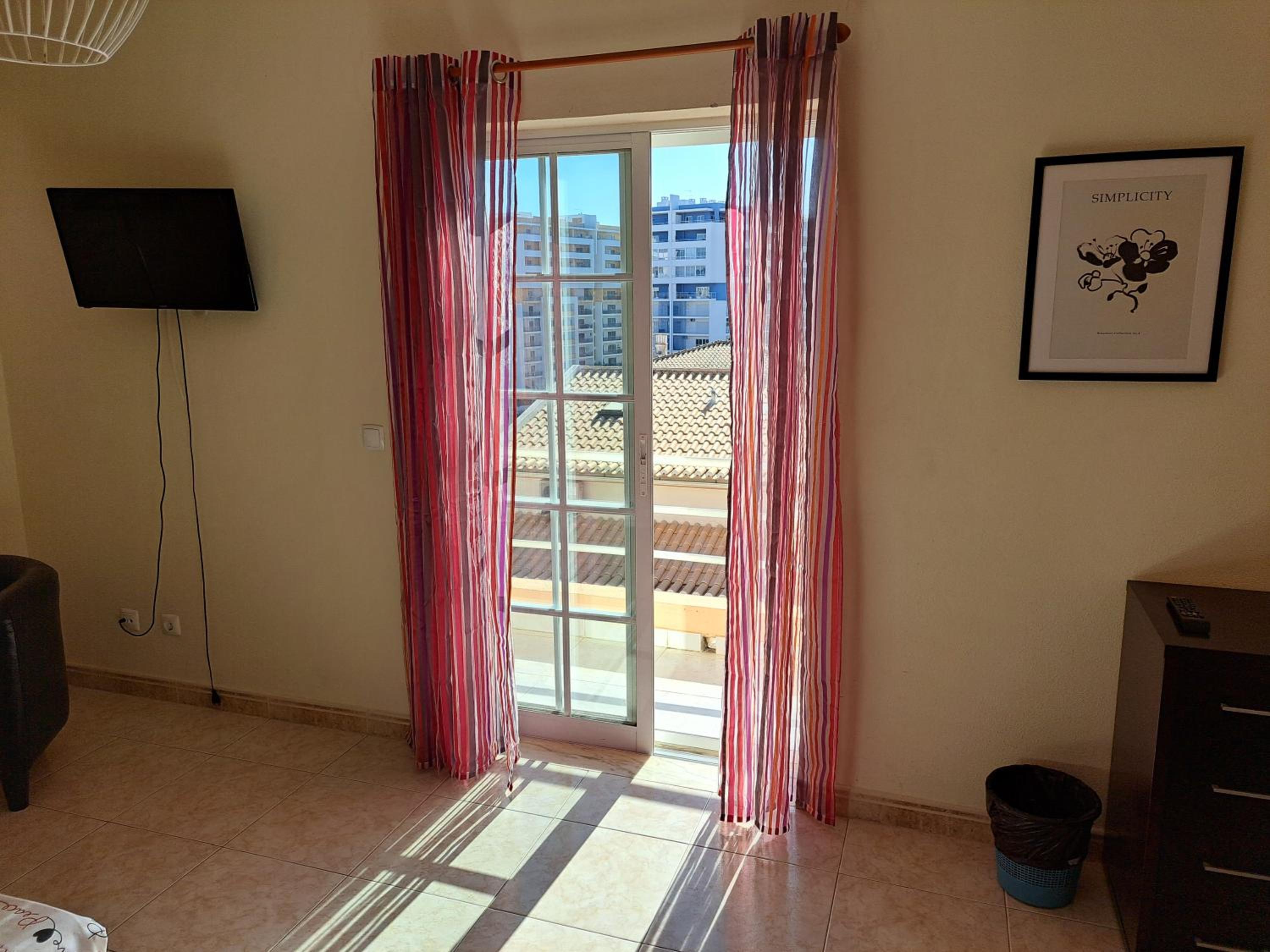 Basic Triple Room with Shared Bathroom photo 3