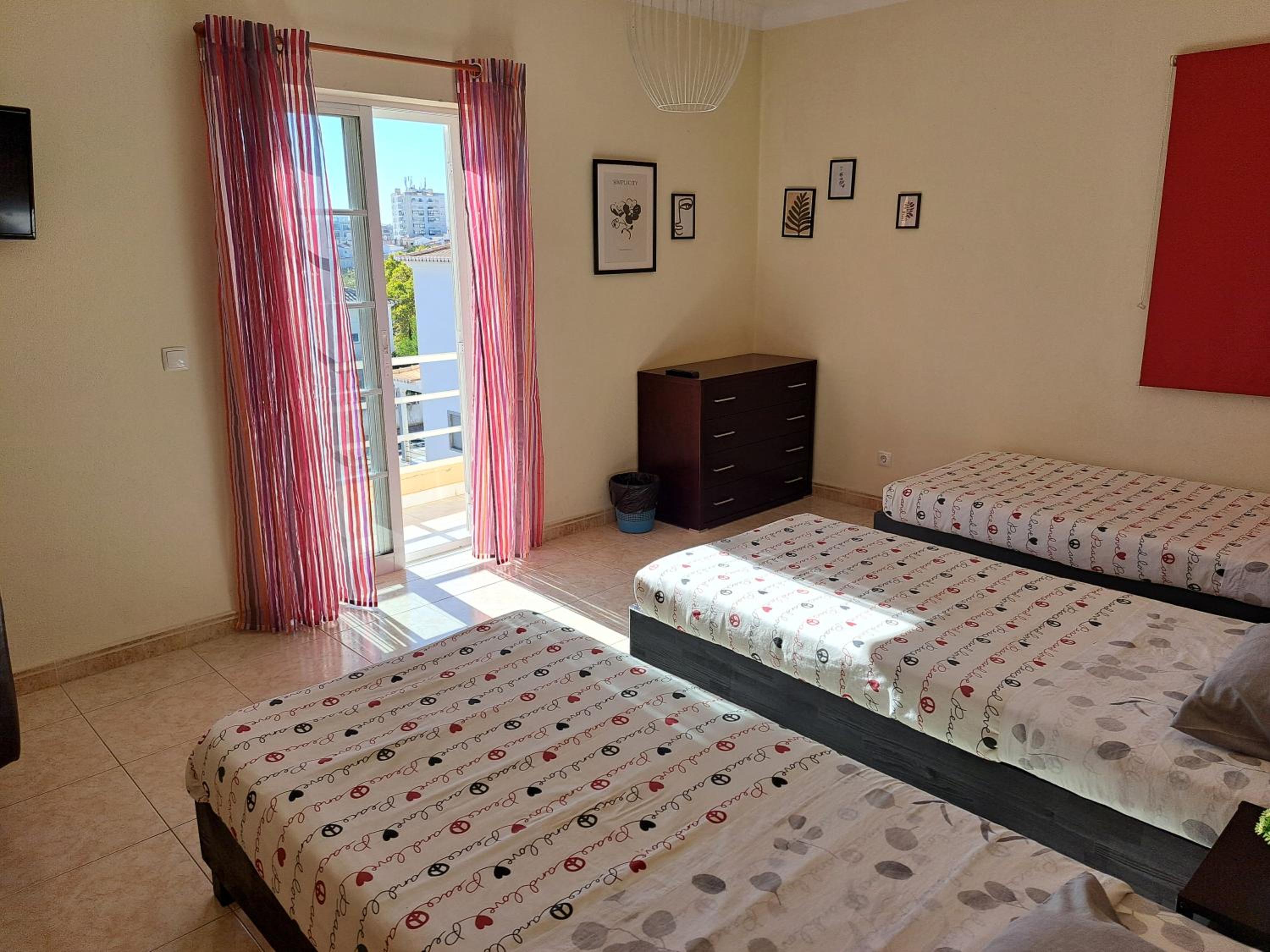 Quarto Triplo Básico com Banheiro Compartilhado
