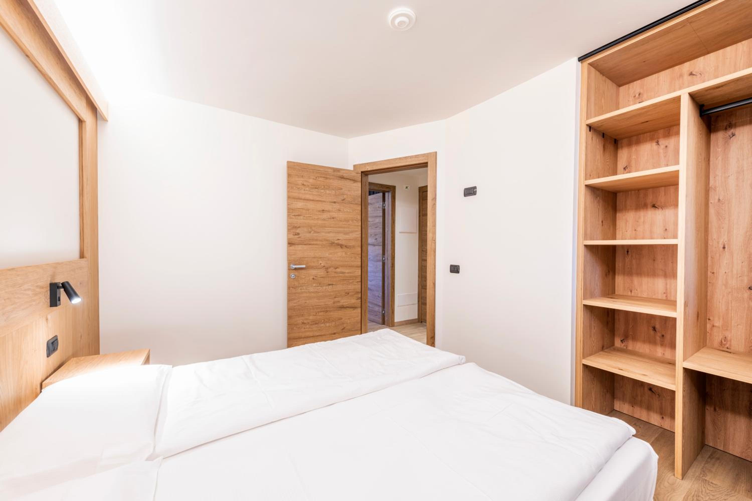 Deluxe One-Bedroom Apartment photo 2