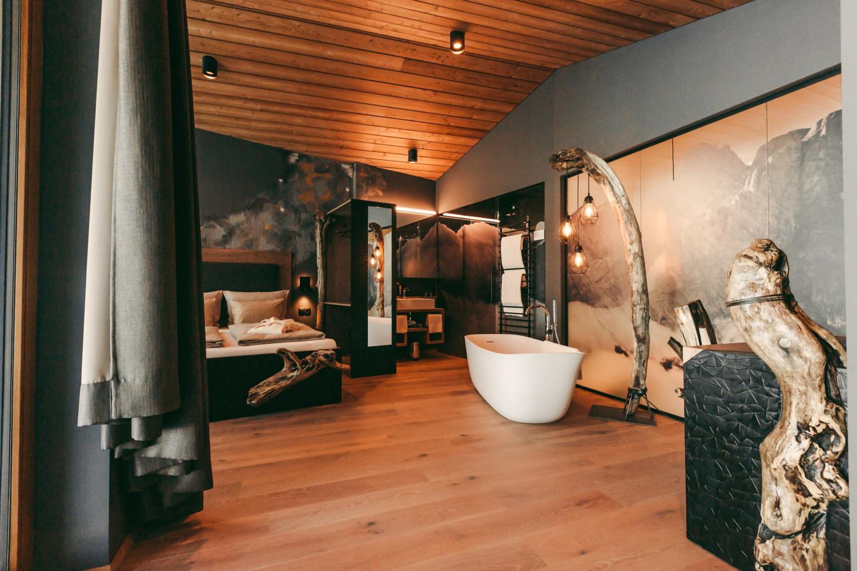 Deluxe King Suite photo 3