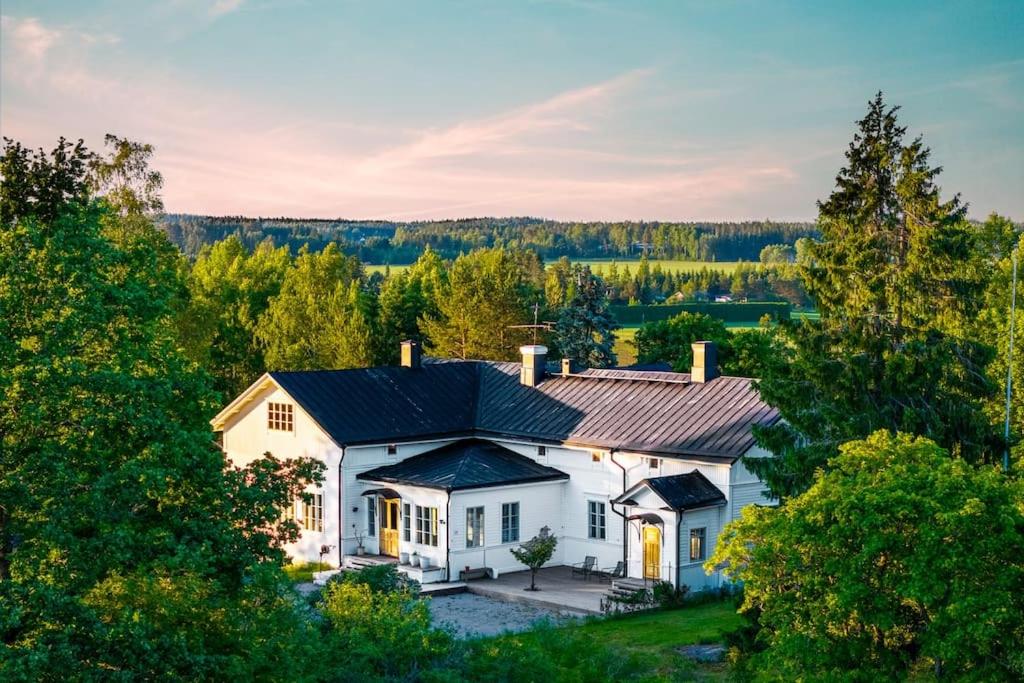 Six-Bedroom House photo 1