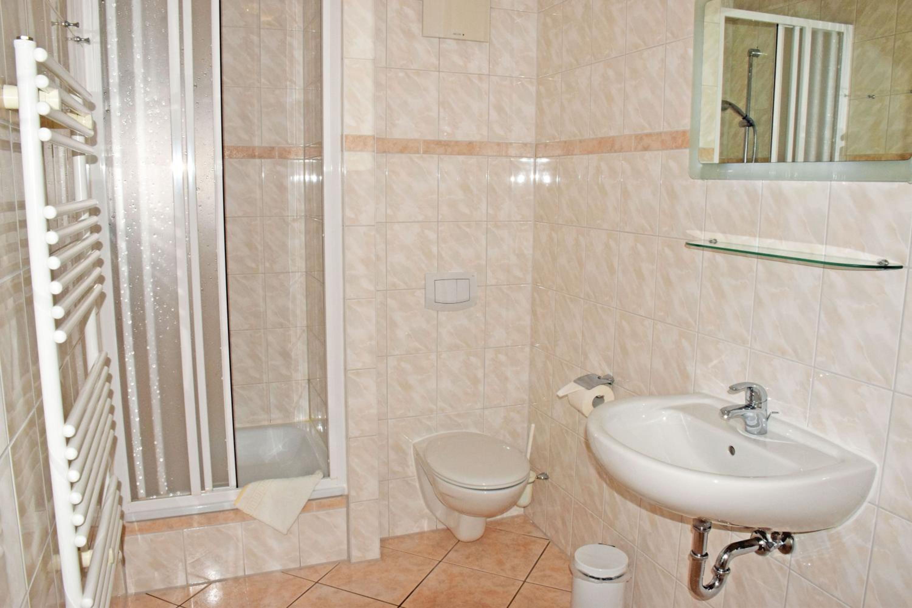 One-Bedroom Apartment with Shower photo 2
