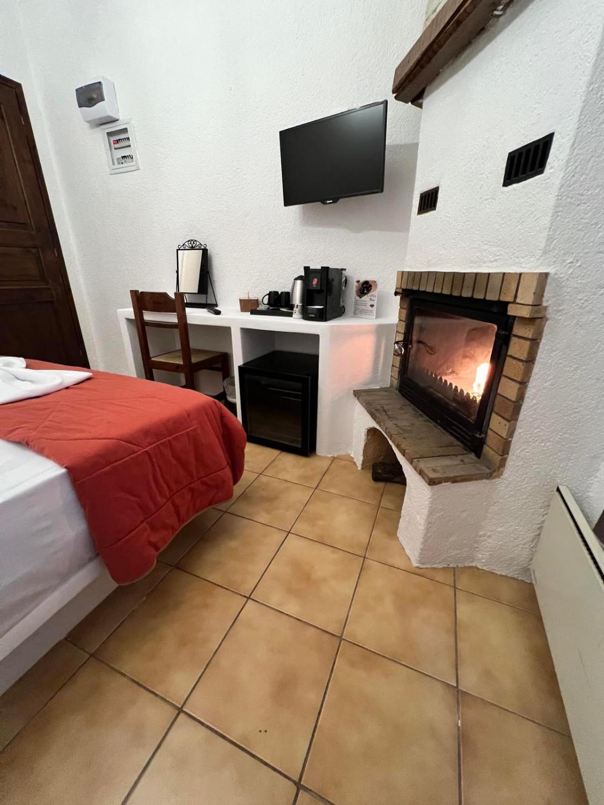 DOUBLE ROOM FIREPLACE photo 1
