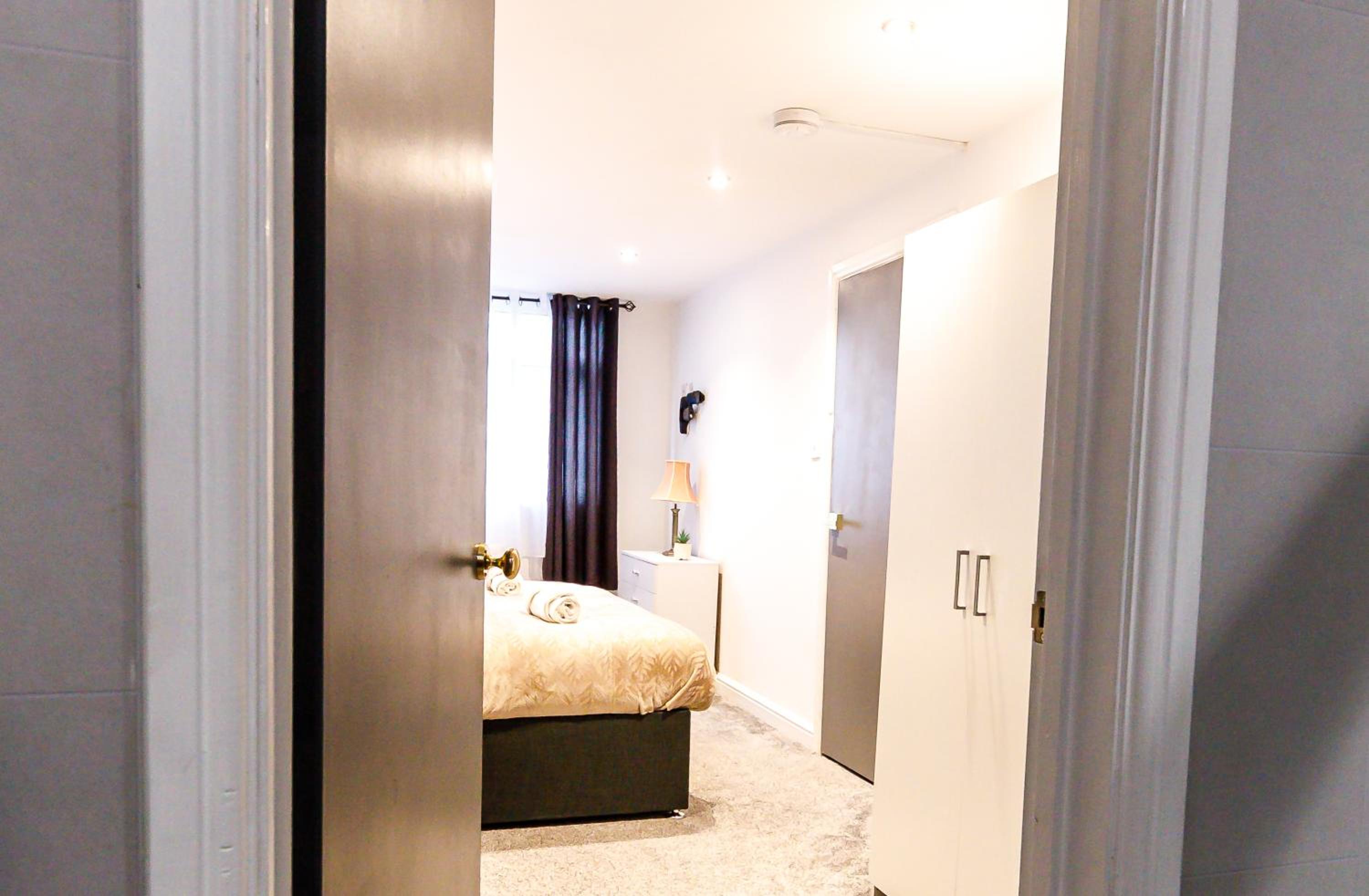 Six-Bedroom House photo 1