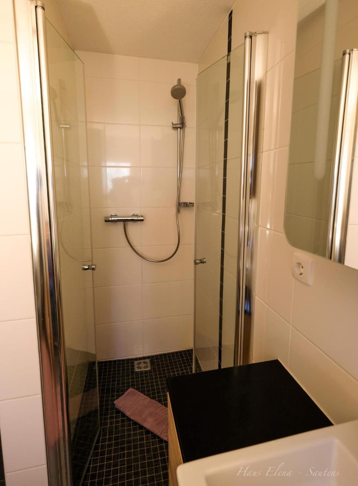 Two-Bedroom Apartment with Mountain View - Photo 5