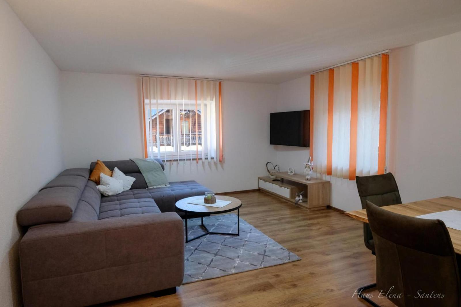 Two-Bedroom Apartment with Mountain View - Photo 3