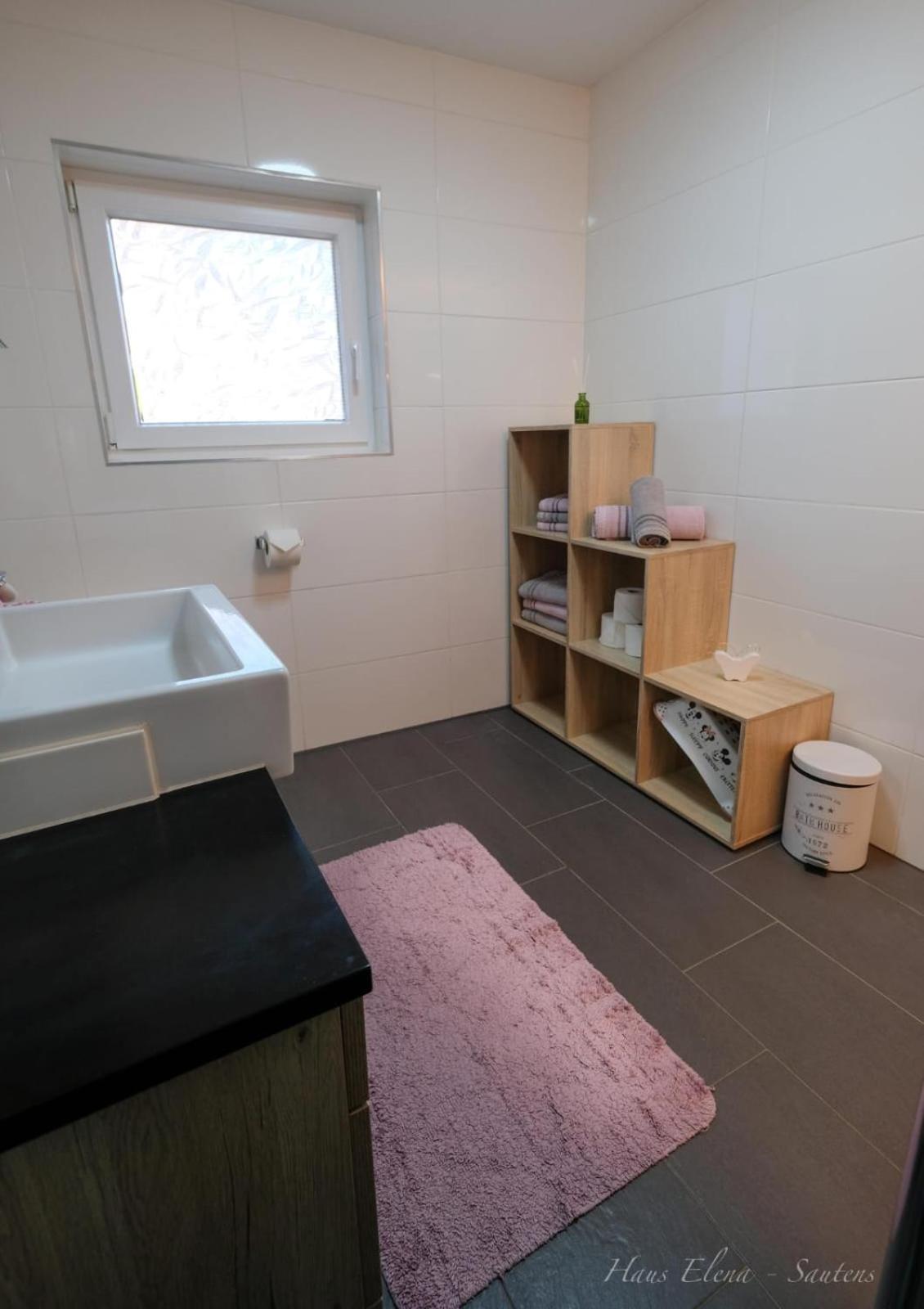 Two-Bedroom Apartment with Mountain View - Photo 2