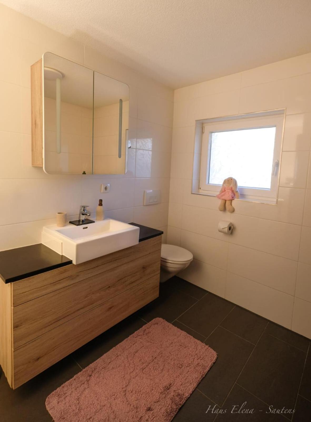Two-Bedroom Apartment with Mountain View - Photo 13