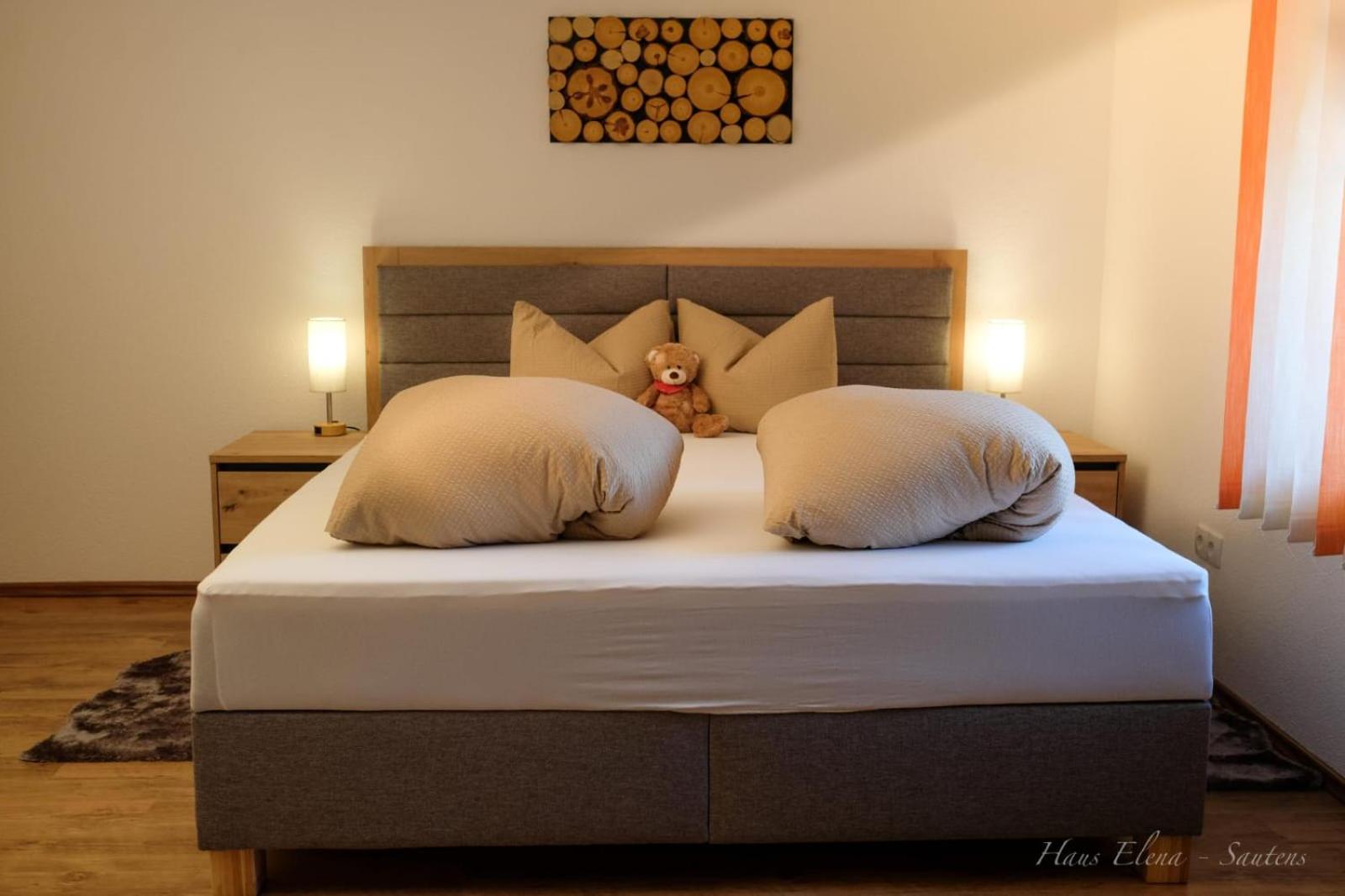 Two-Bedroom Apartment with Mountain View - Photo 1