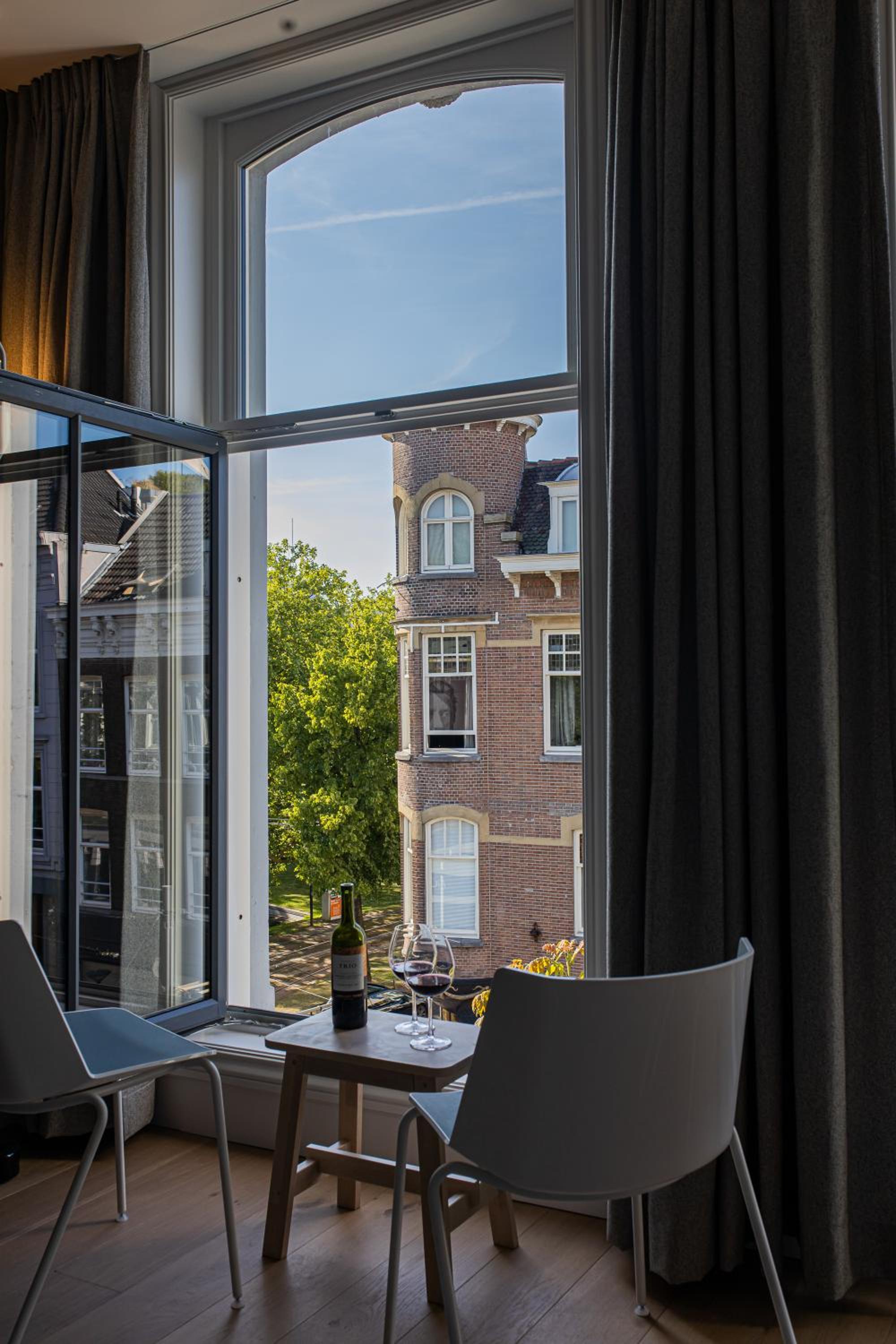 One-Bedroom Apartment with City View photo 2