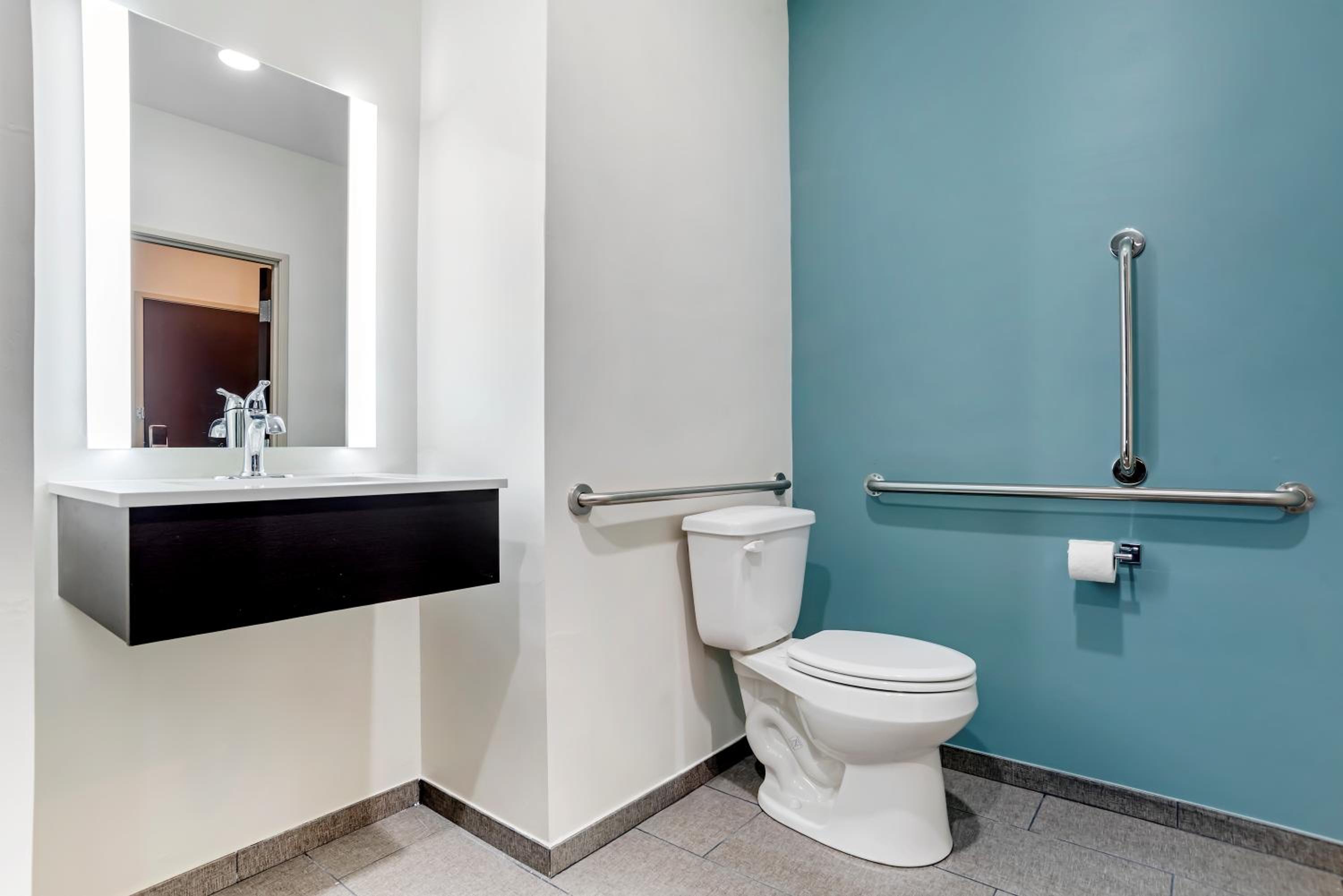 King Suite - Accessible/Non-Smoking photo 2