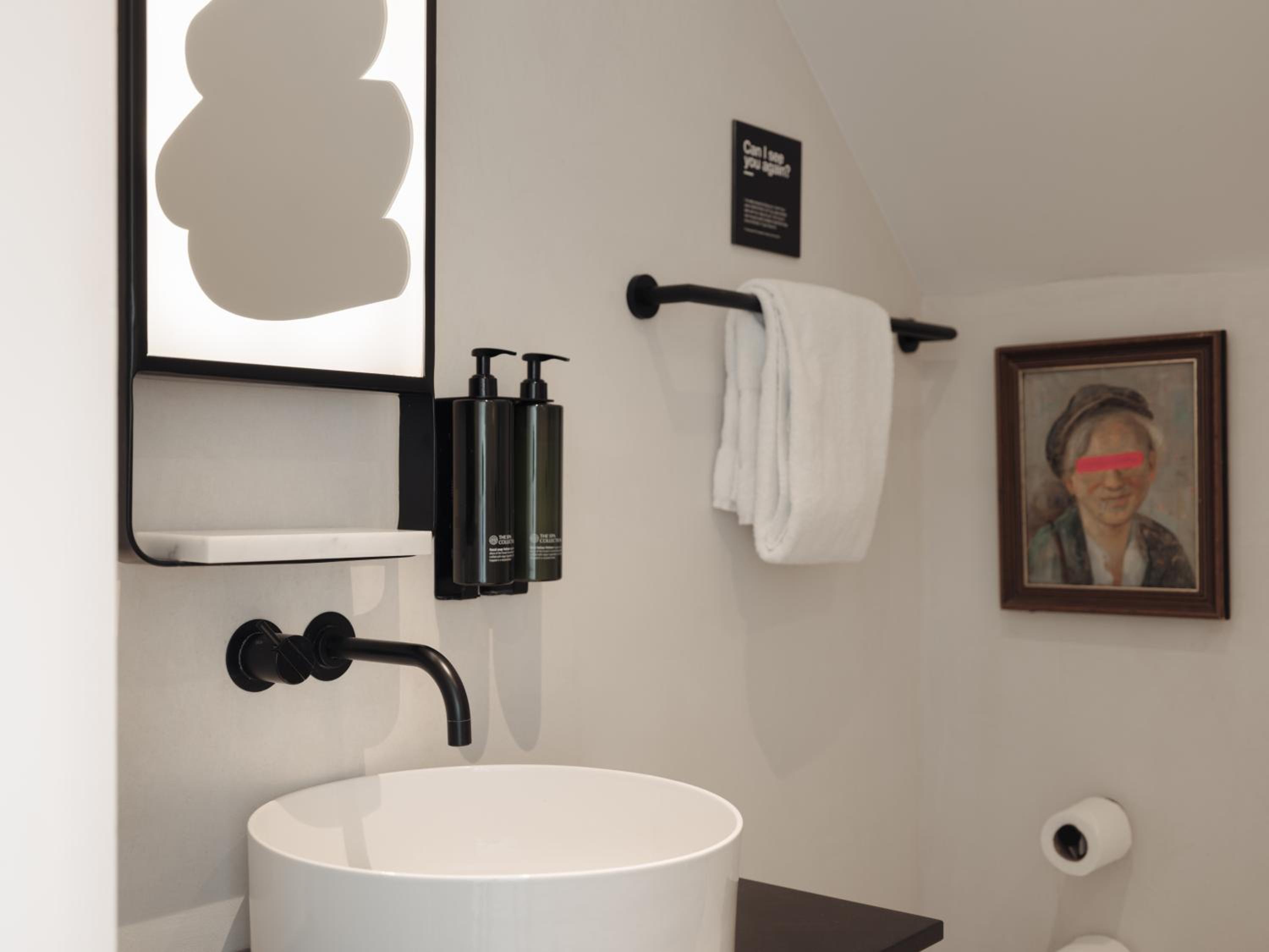 Small Double Room thumbnail 6