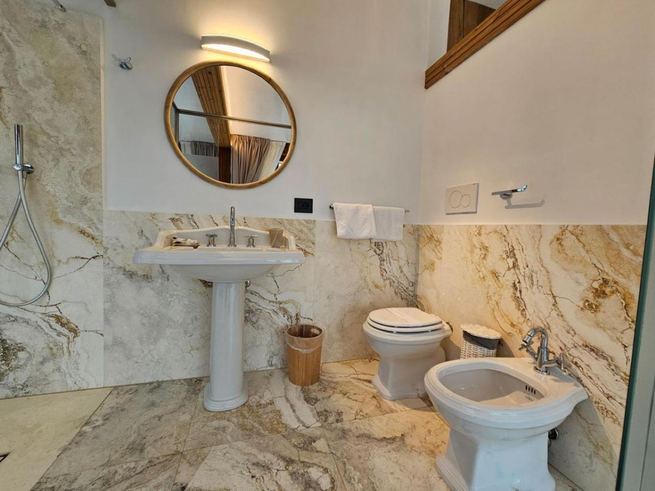 Suite with Spa Bath - Photo 21
