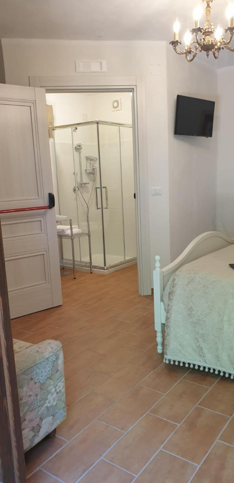 Double Room with Private Bathroom photo 3