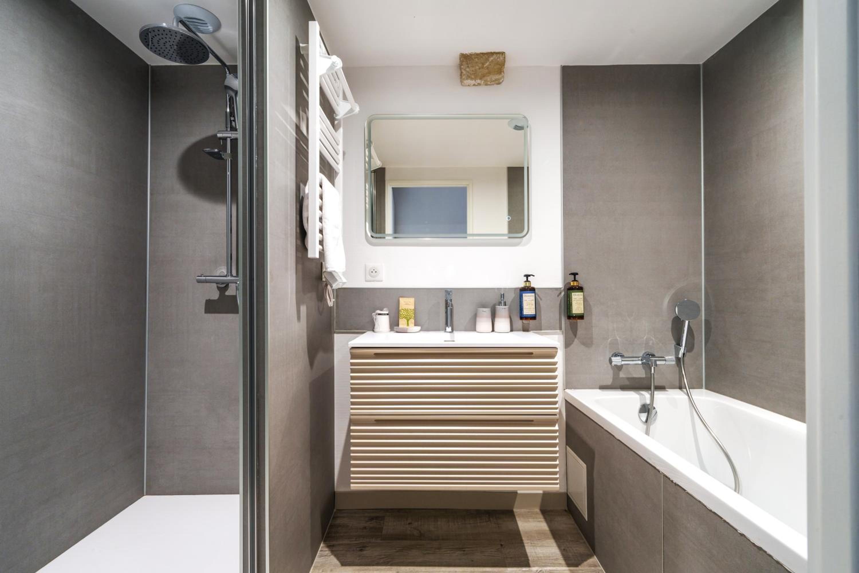 Suite - Photo 2