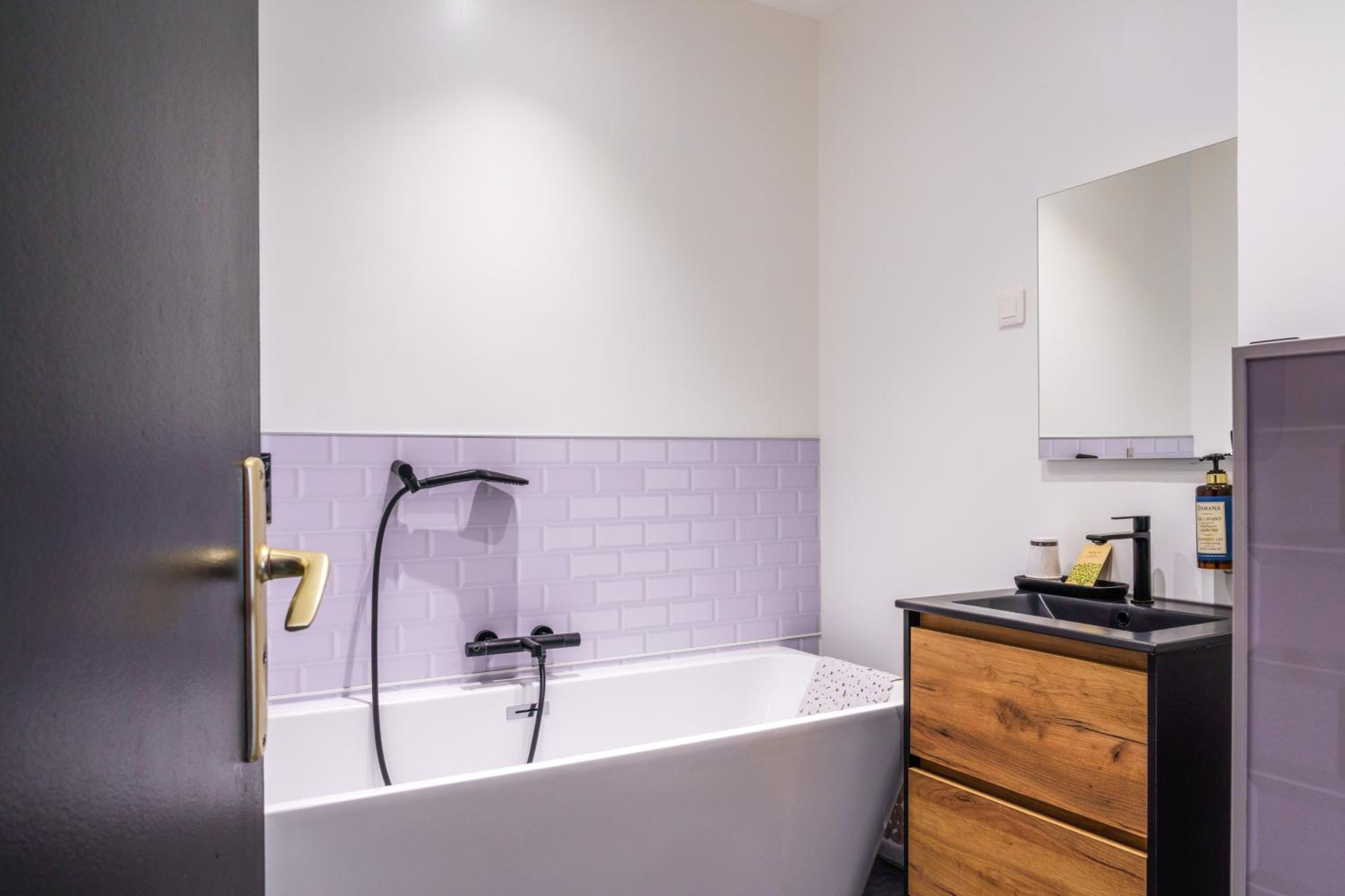 Twin Room with Bath photo 3