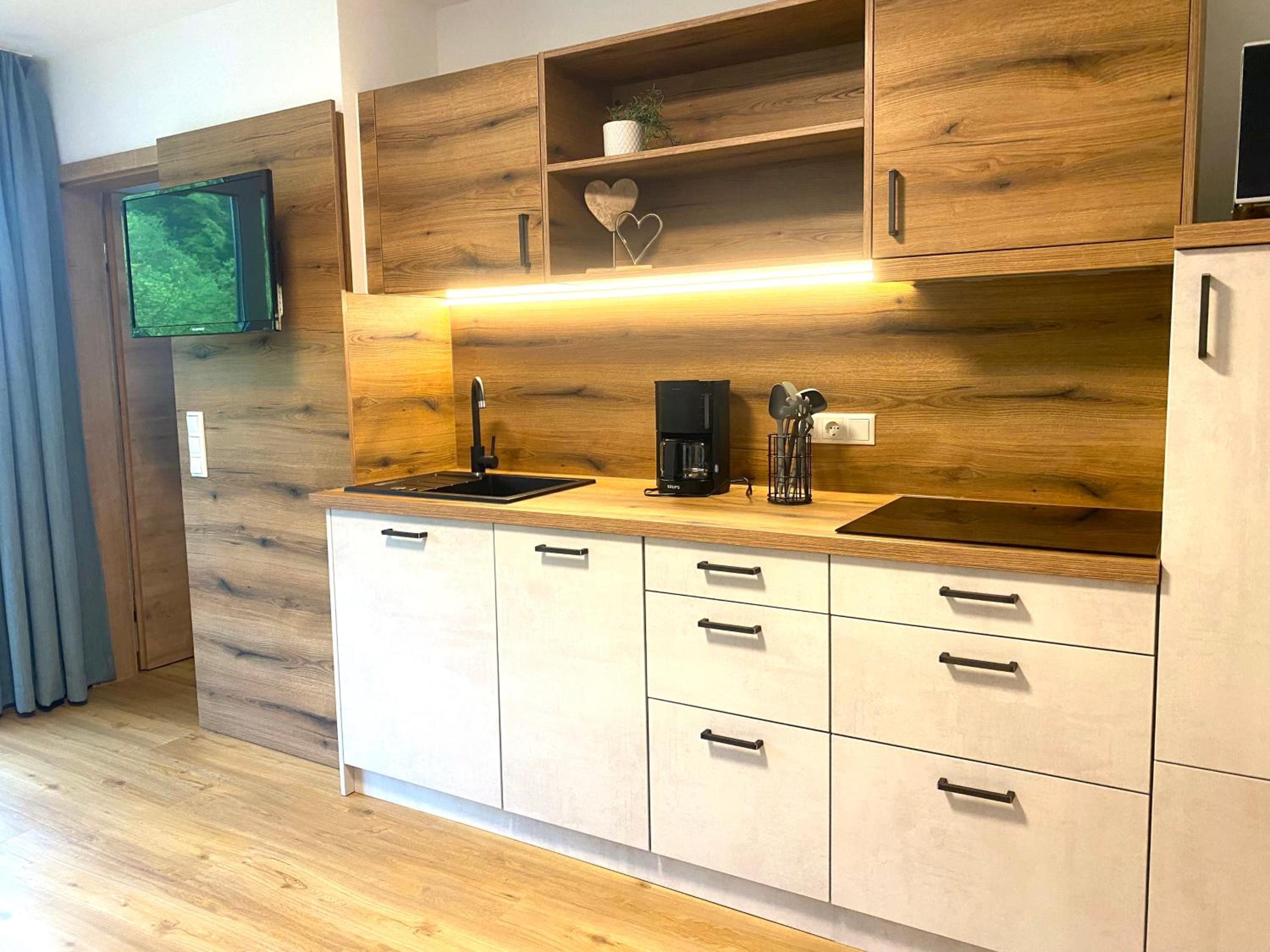 One-Bedroom Apartment with Balcony and Mountain View   photo 3