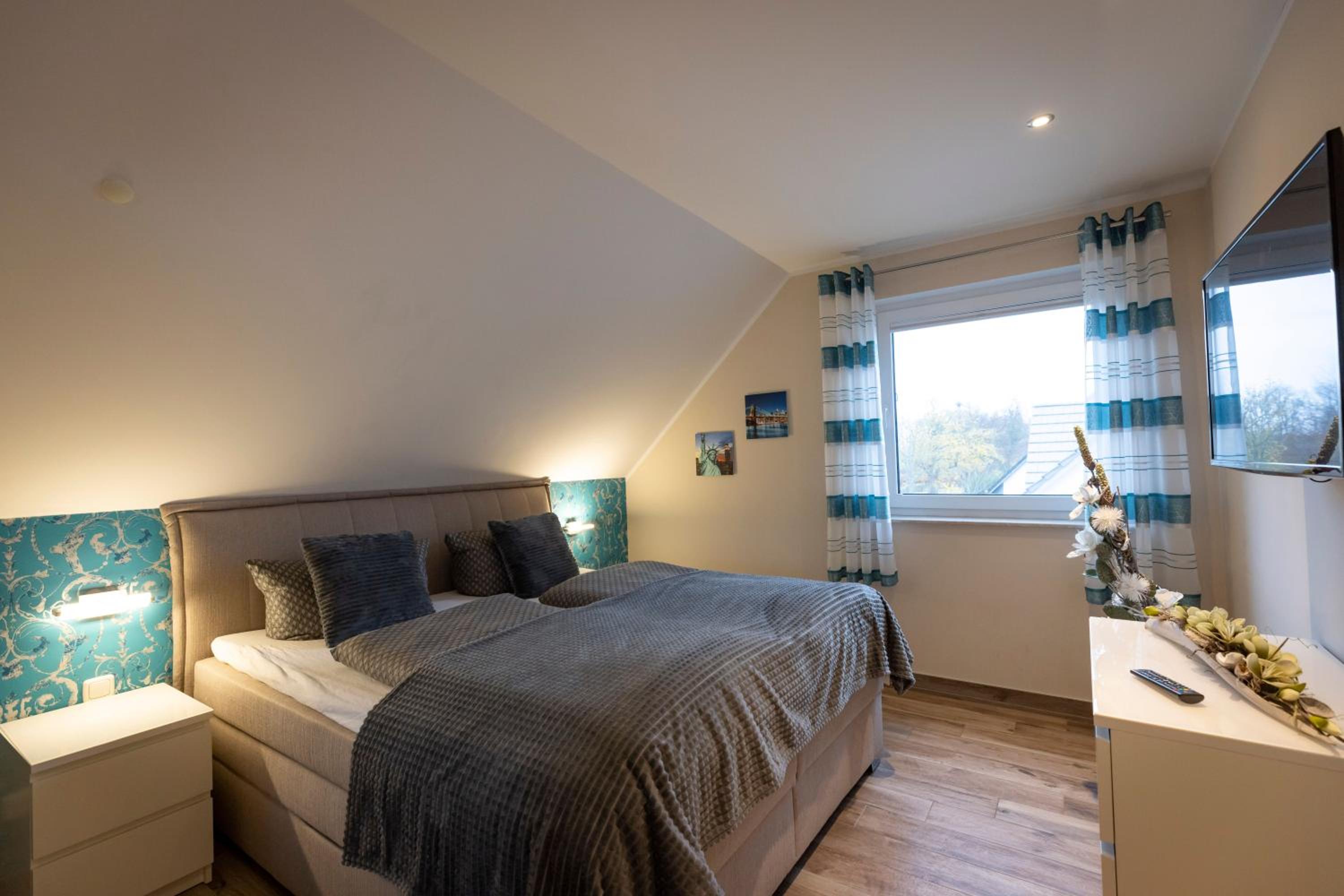 Three-Bedroom House photo 2