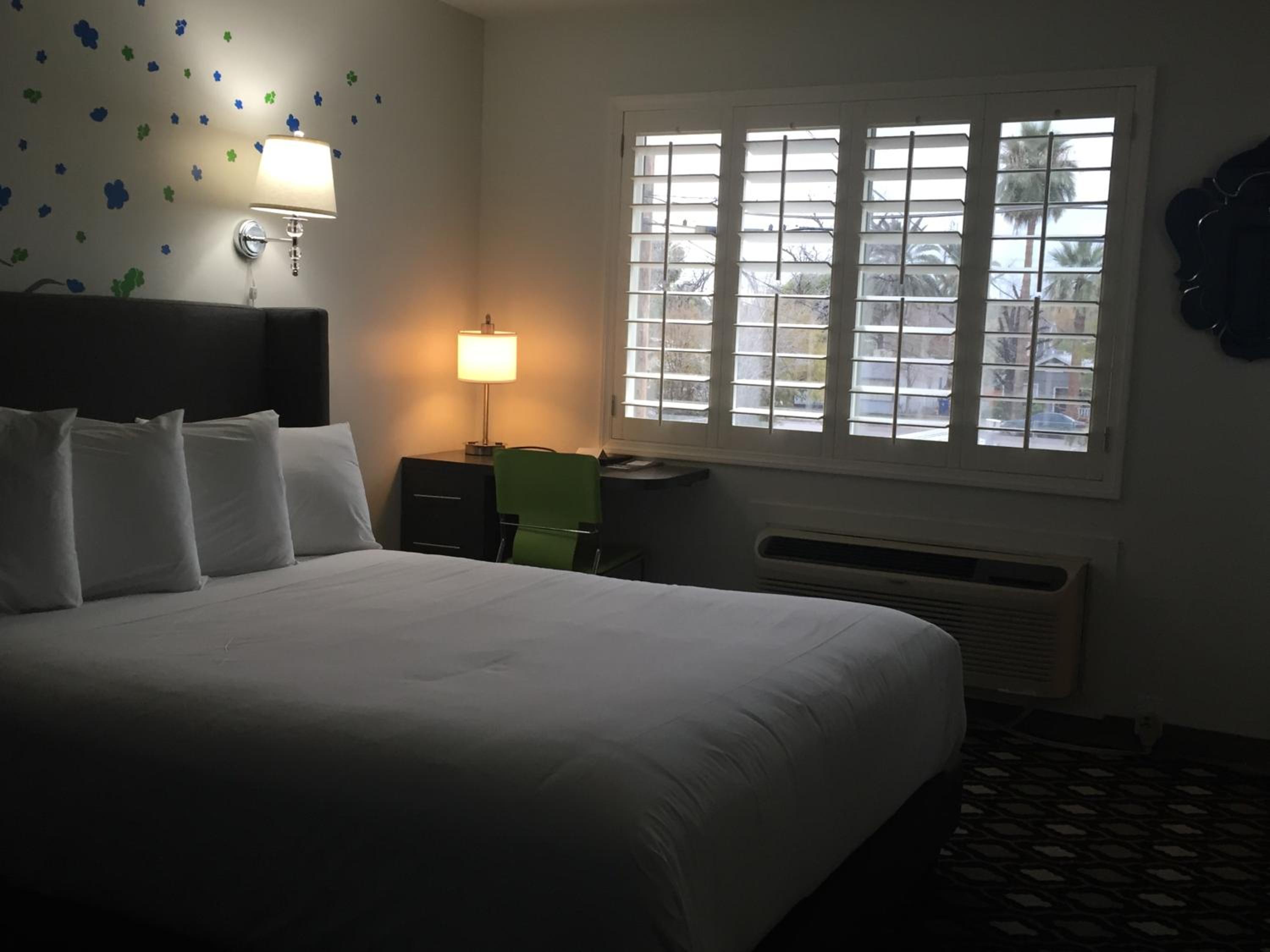 Queen Room photo 1