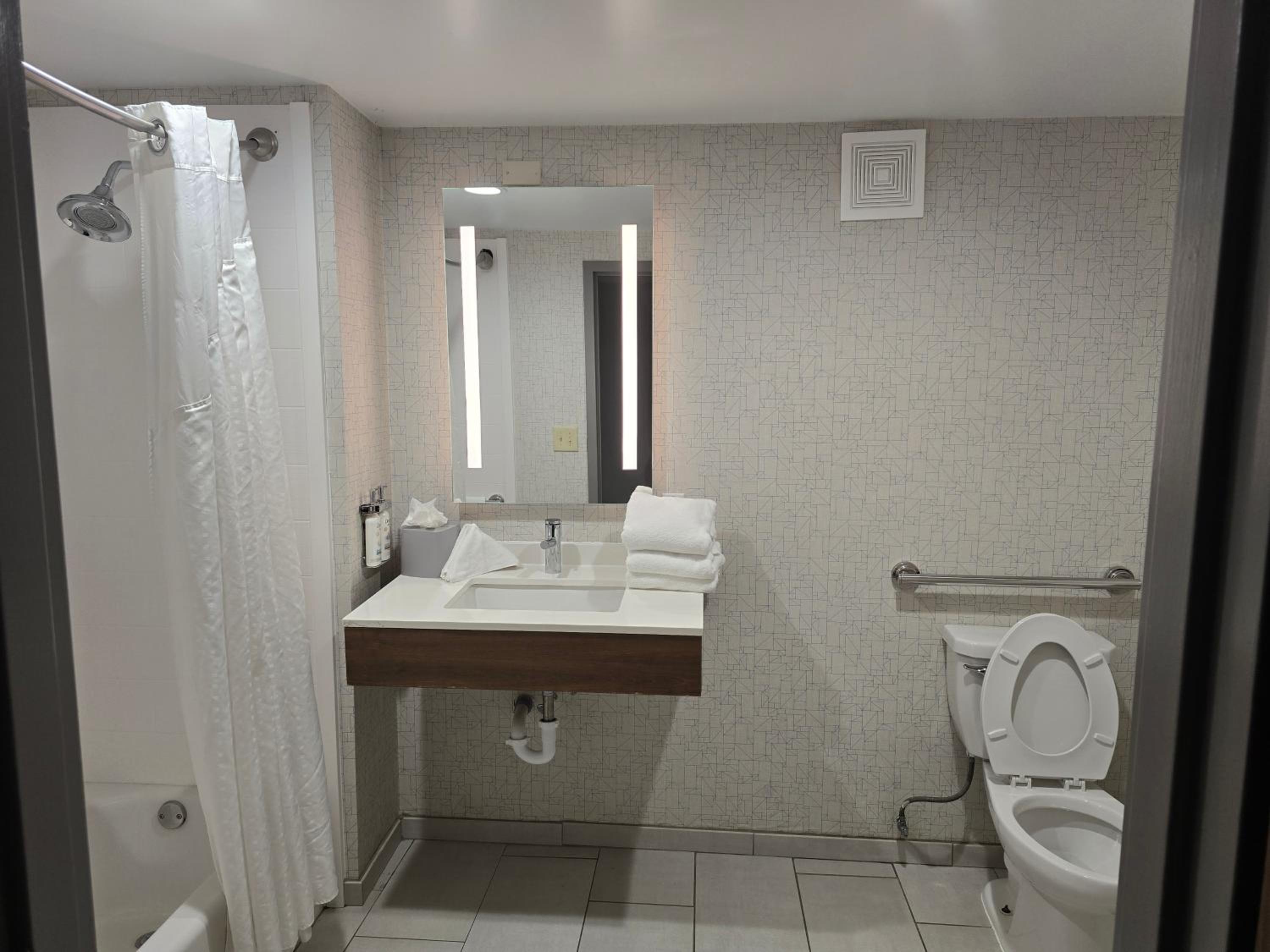 Standard Queen Room with Two Queen Beds and Mobility Accessible Tub - Photo 3