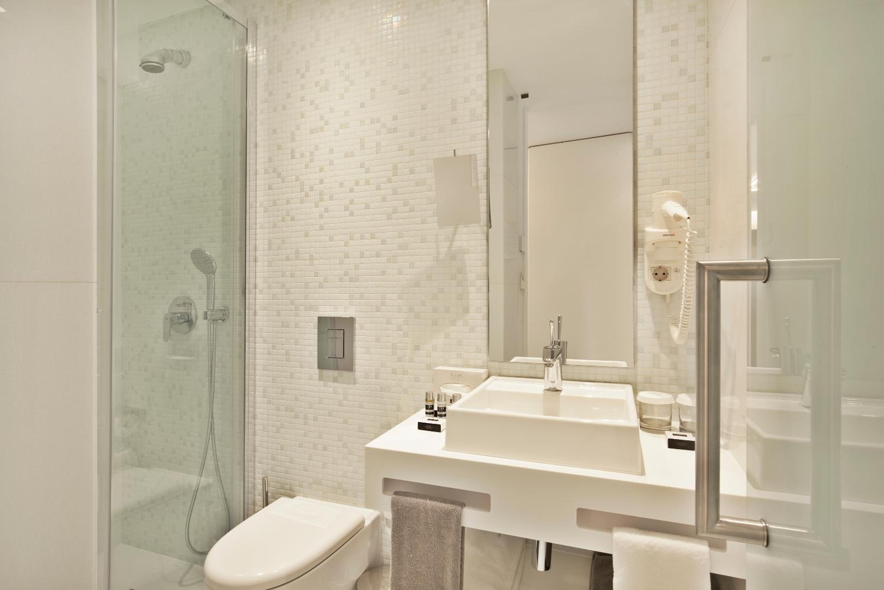 Standard Twin Room thumbnail 5