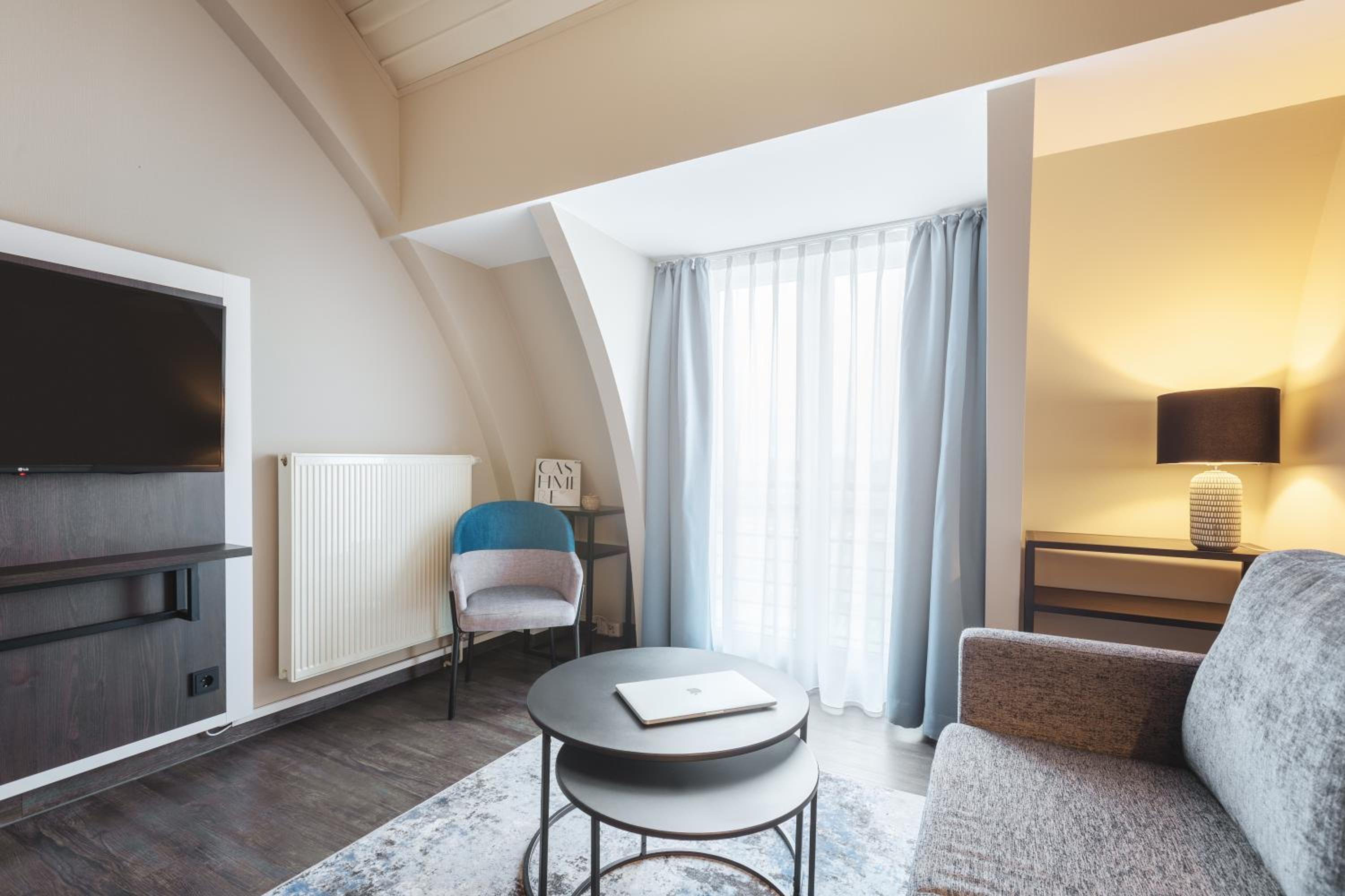 Premium Family Room with Queen Bed - Photo 3