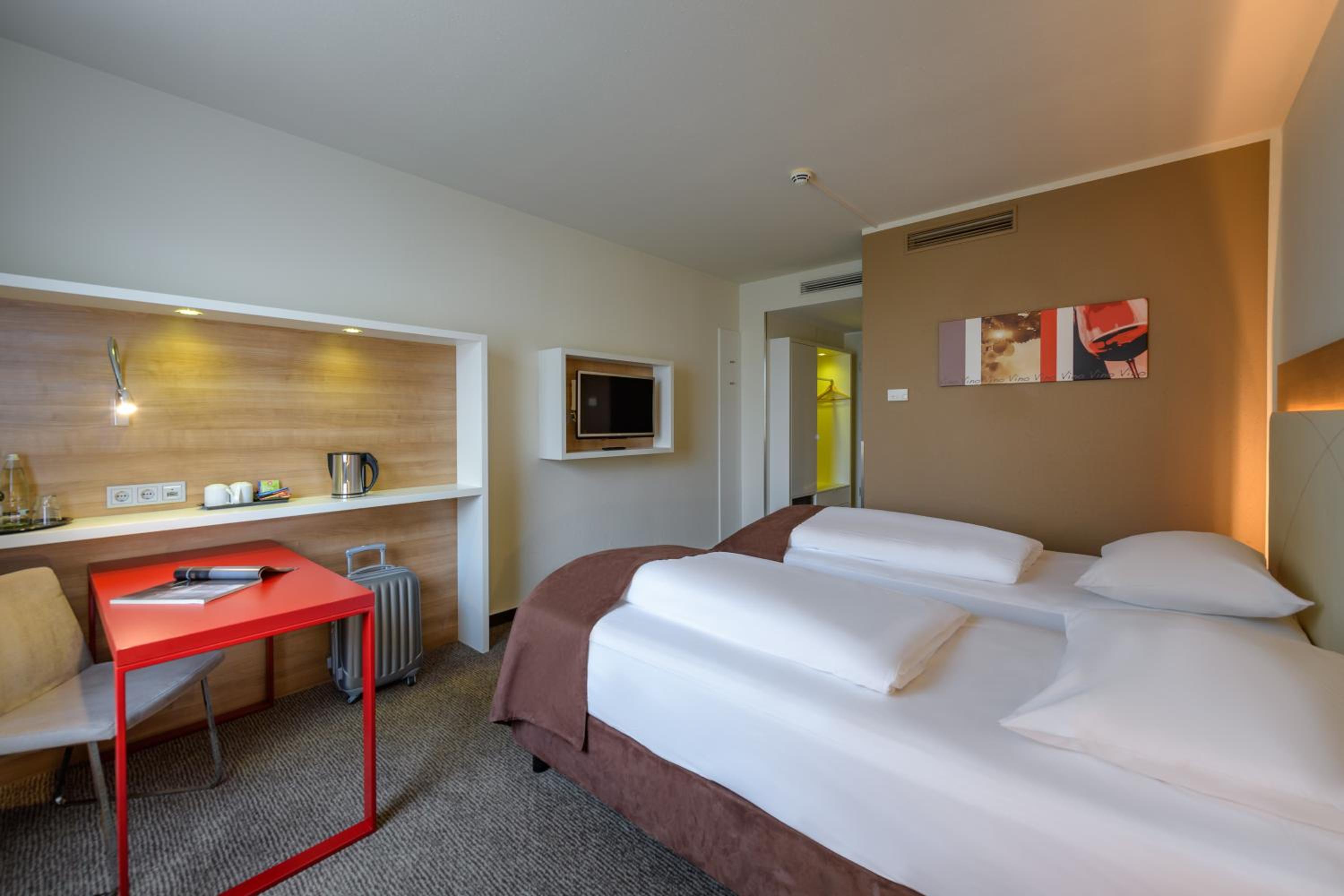 Standard Twin Room - Photo 1