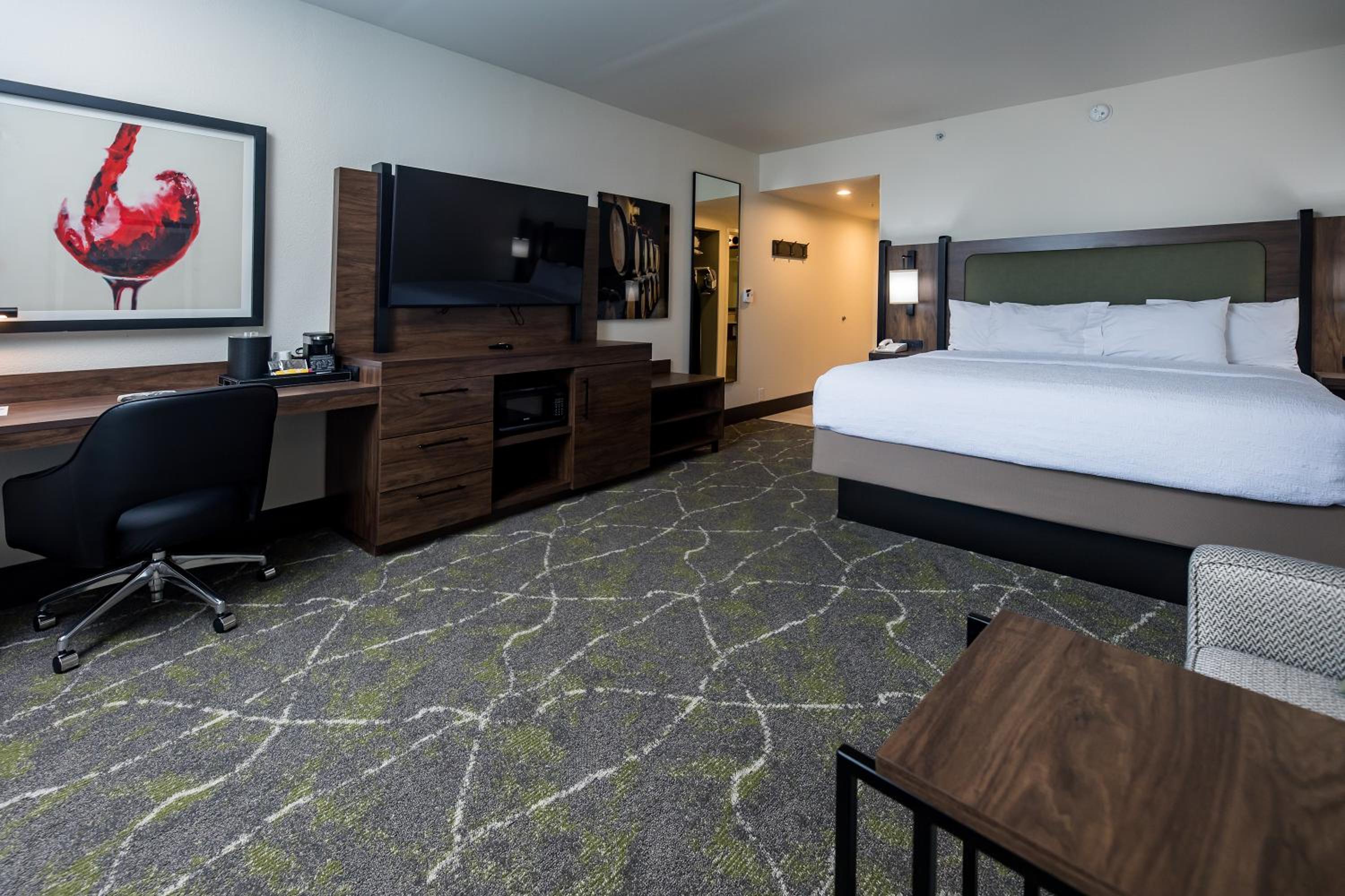 King Room with King Bed - Non-Smoking - Photo 4