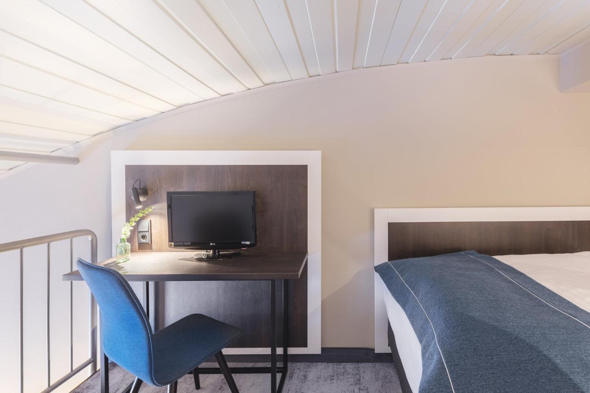 Premium Family Room with Queen Bed - Photo 8