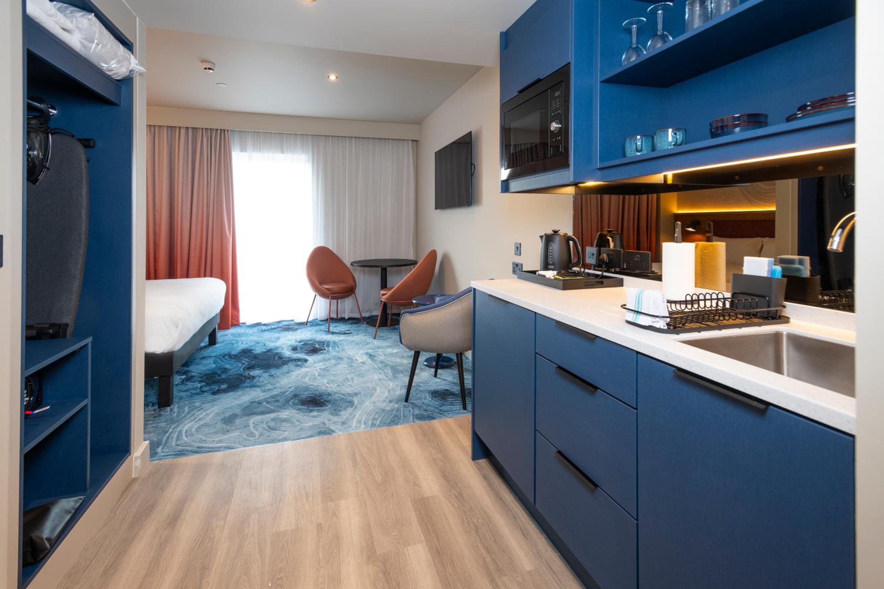 Superior Double Room with King Bed and Kitchenette - Photo 2