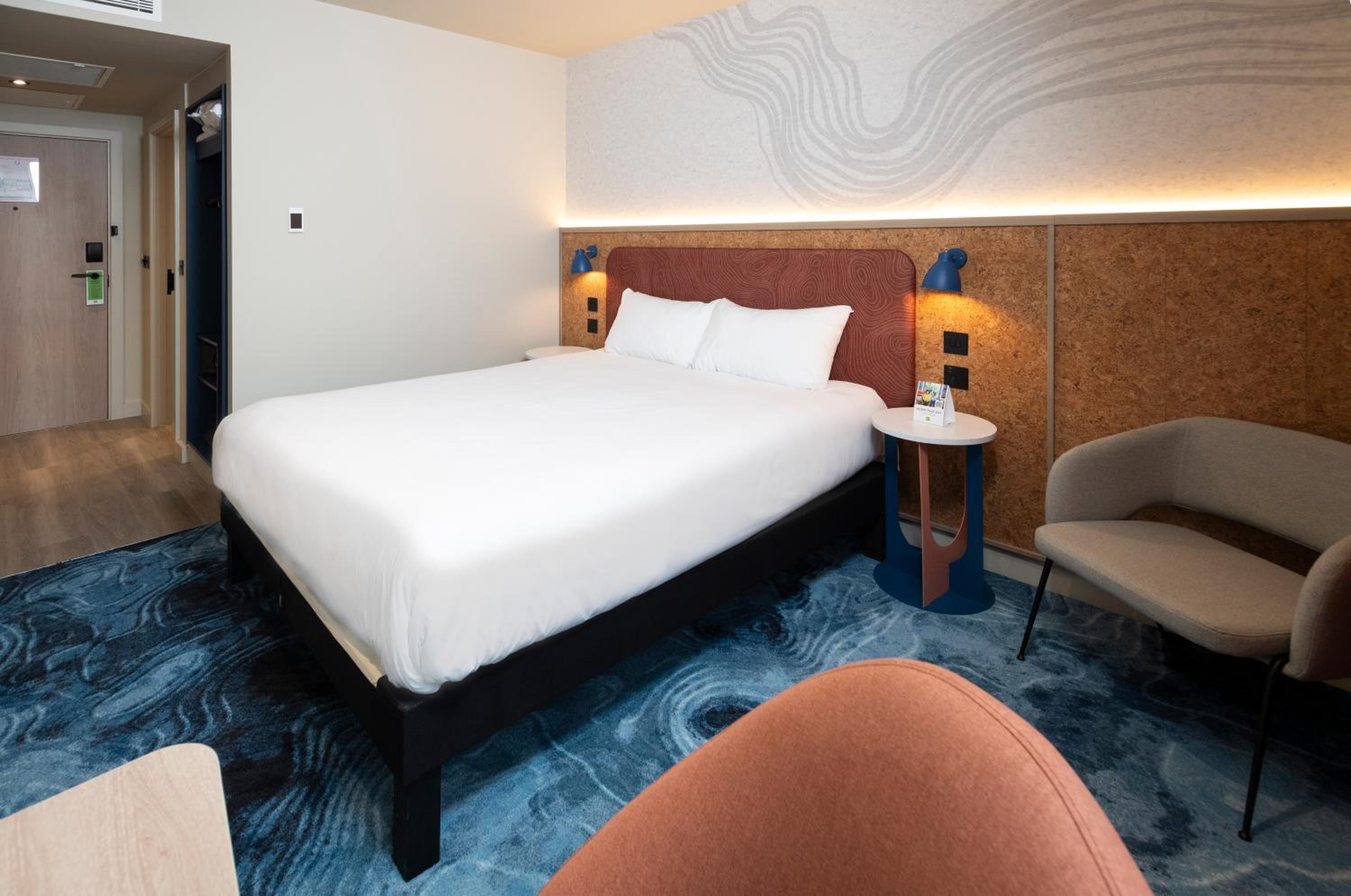 Standard Double Room with King Bed - Photo 1
